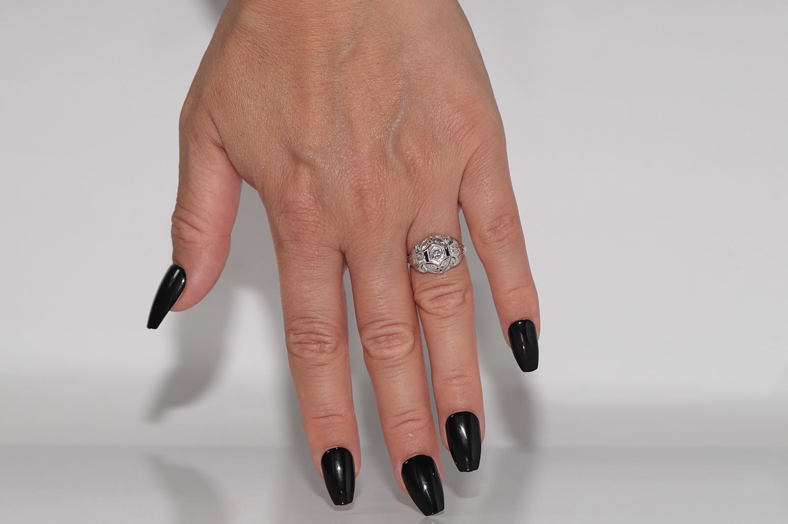 En très bon état.
Le poids total est de 2.5 grammes.
Au total, un diamant de 0,15 ct.
Le diamant est de couleur H-I et de pureté S1.
Totalement saphir 0.14 ct.
La taille de la bague est de 5,5 cm.
Nous pouvons fabriquer n'importe quelle taille.
La