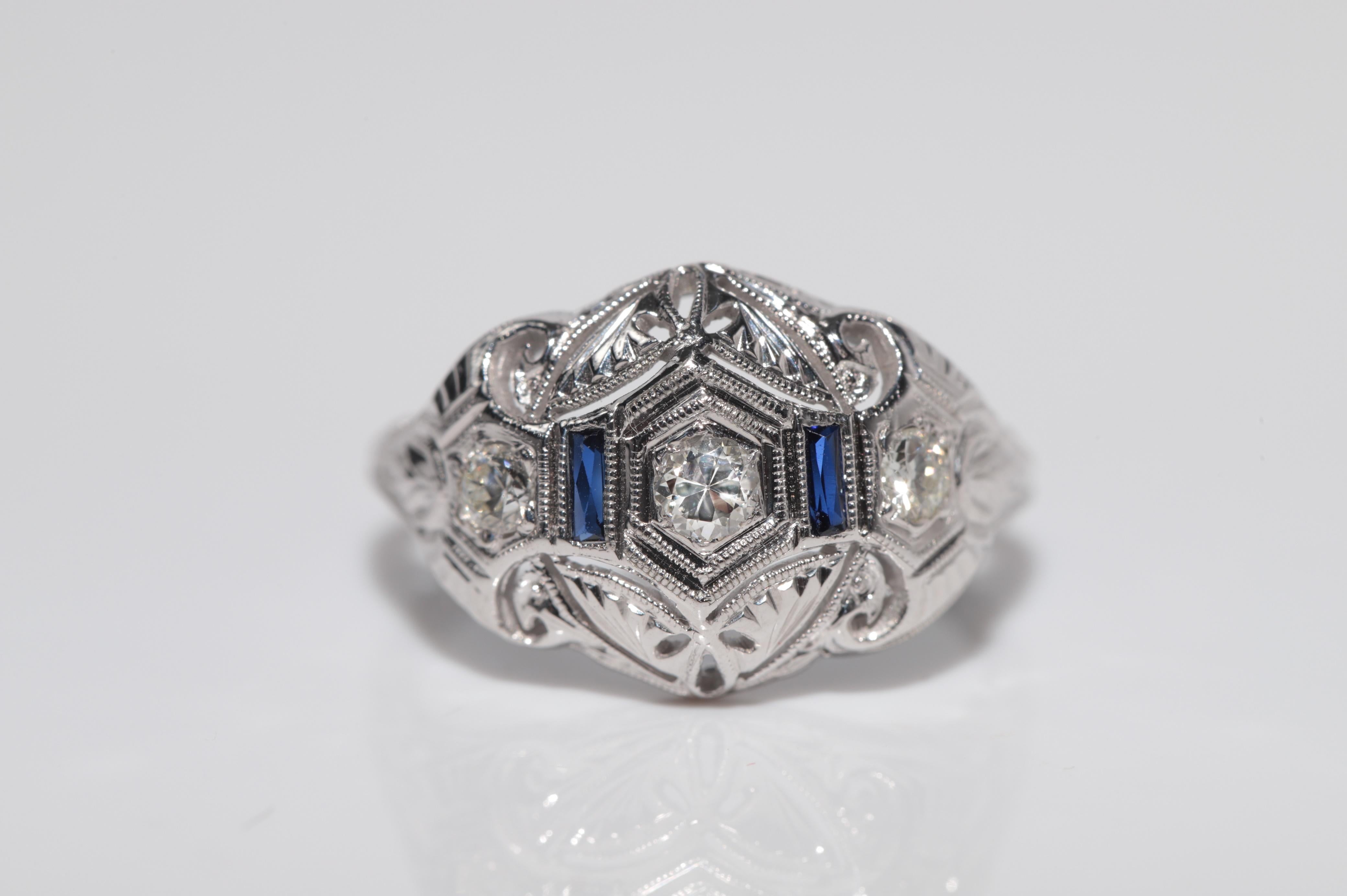 Bague ancienne en or 18k Circa 1920 Art Deco Diamant naturel et saphir en vente 2