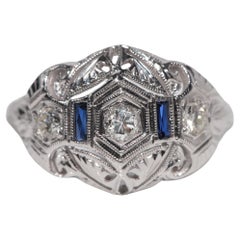 Bague ancienne en or 18k Circa 1920 Art Deco Diamant naturel et saphir