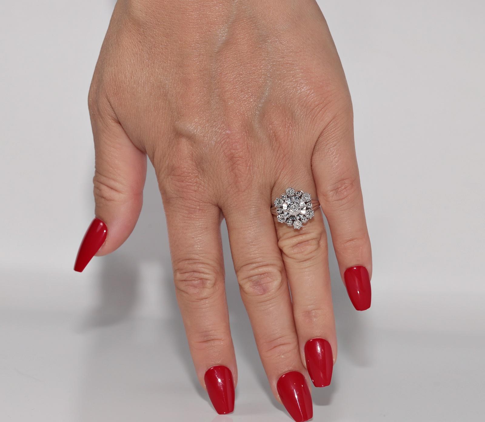 Bague Art déco ancienne des années 1920 en or 18 carats décorée de diamants naturels en vente 11