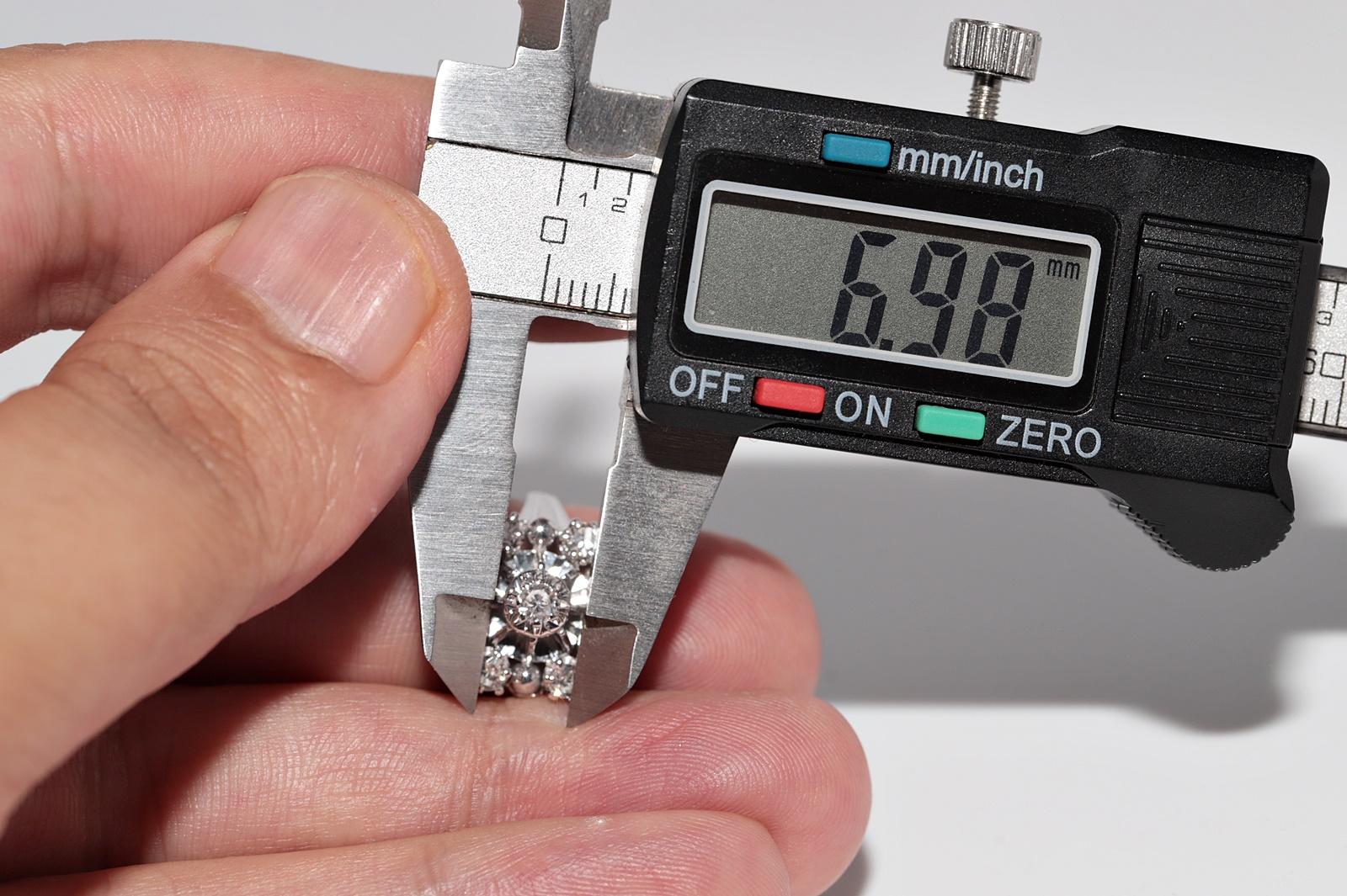 Bague Art déco ancienne des années 1920 en or 18 carats décorée de diamants naturels en vente 3