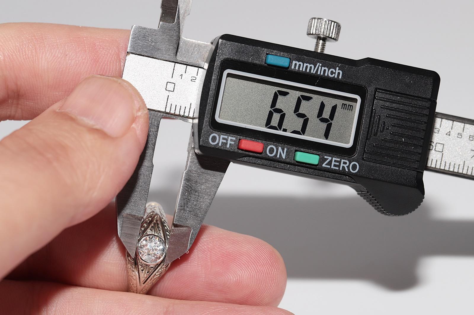 Bague solitaire Art déco ancienne des années 1920 en or 18 carats décorée de diamants naturels en vente 10