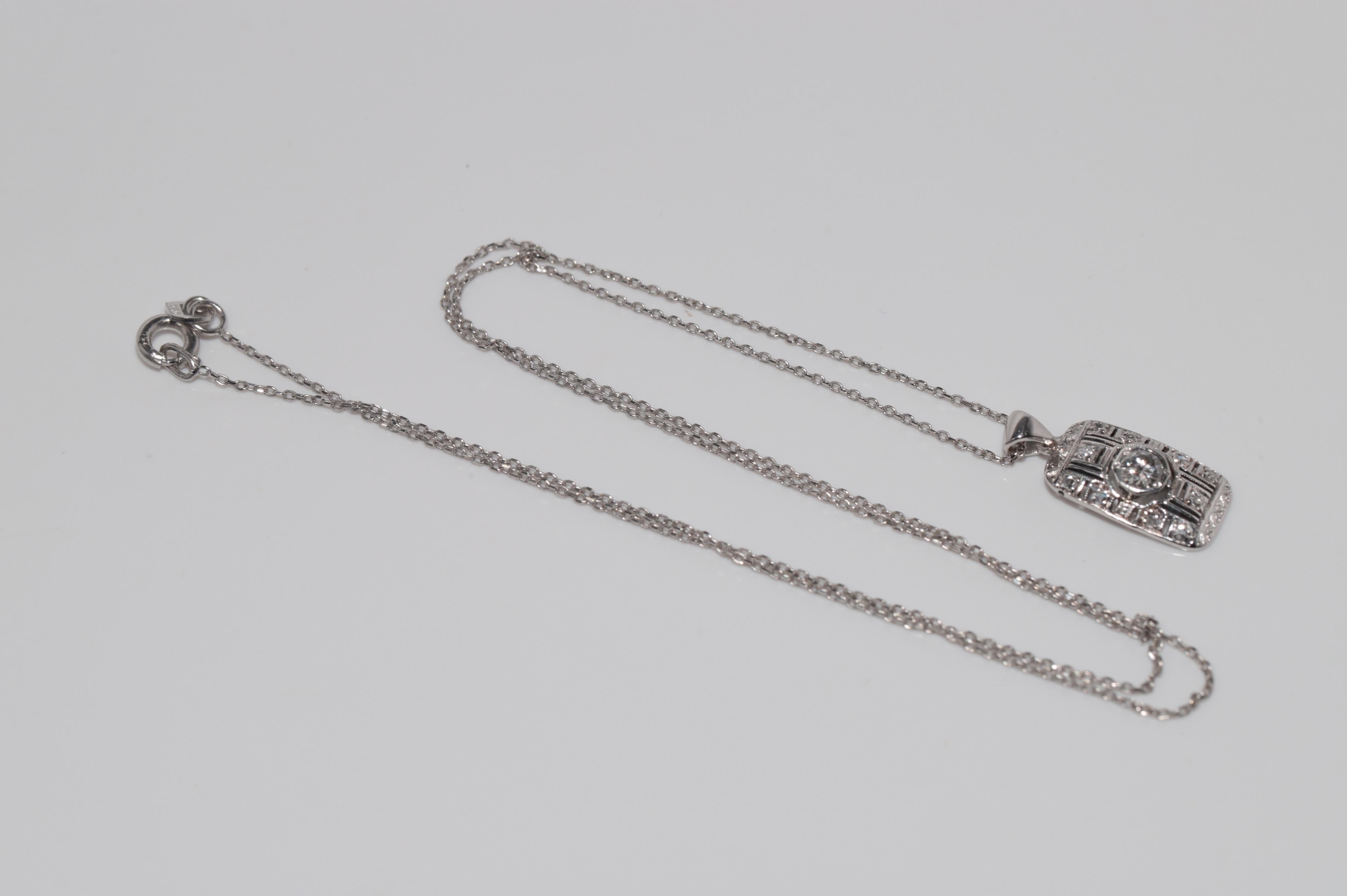 Collier antique Circa 1920s Art Deco en or 18k avec pendentif en diamant naturel en vente 9