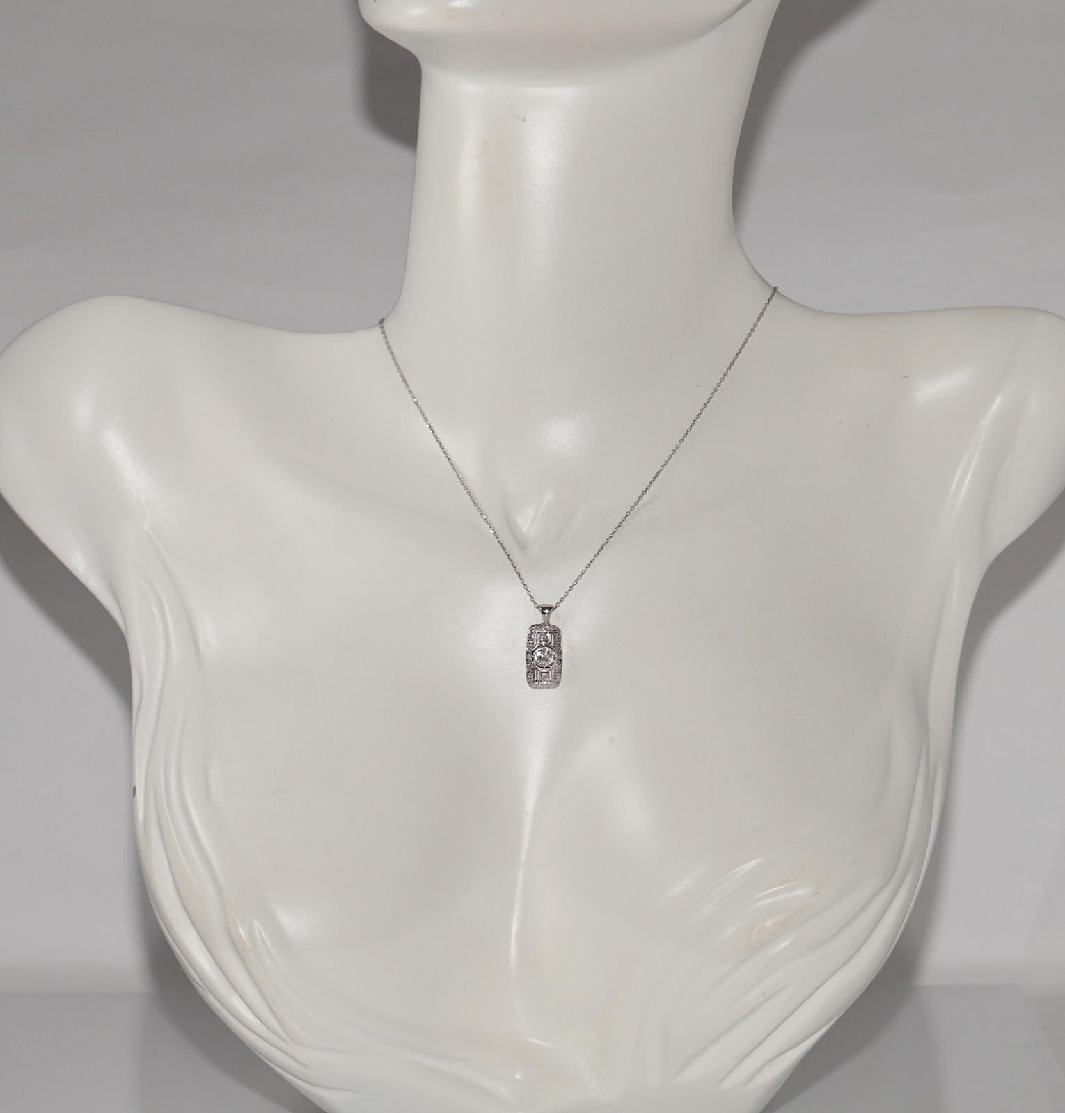 En très bon état.
Le poids total est de 2.4 grammes.
Totalement est un diamant de taille ancienne de 0,18 ct.
Totalement est un diamant taillé en rose de 0,10 ct.
Le diamant est généralement de couleur G-H et de pureté vs1.
La longueur totale de la
