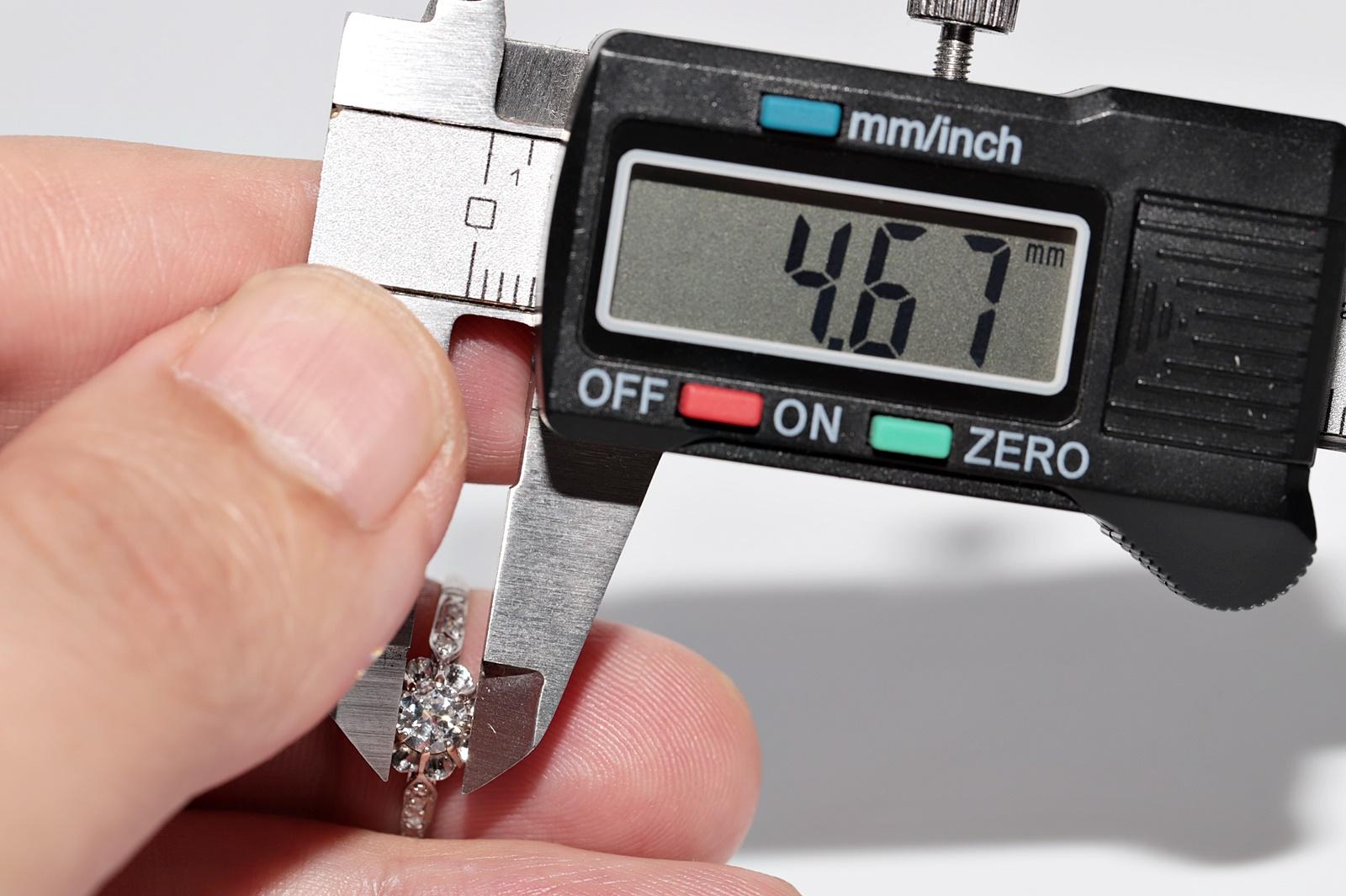 Bague de fiançailles solitaire Art déco ancienne des années 1920 en or 18 carats avec diamants naturels en vente 8