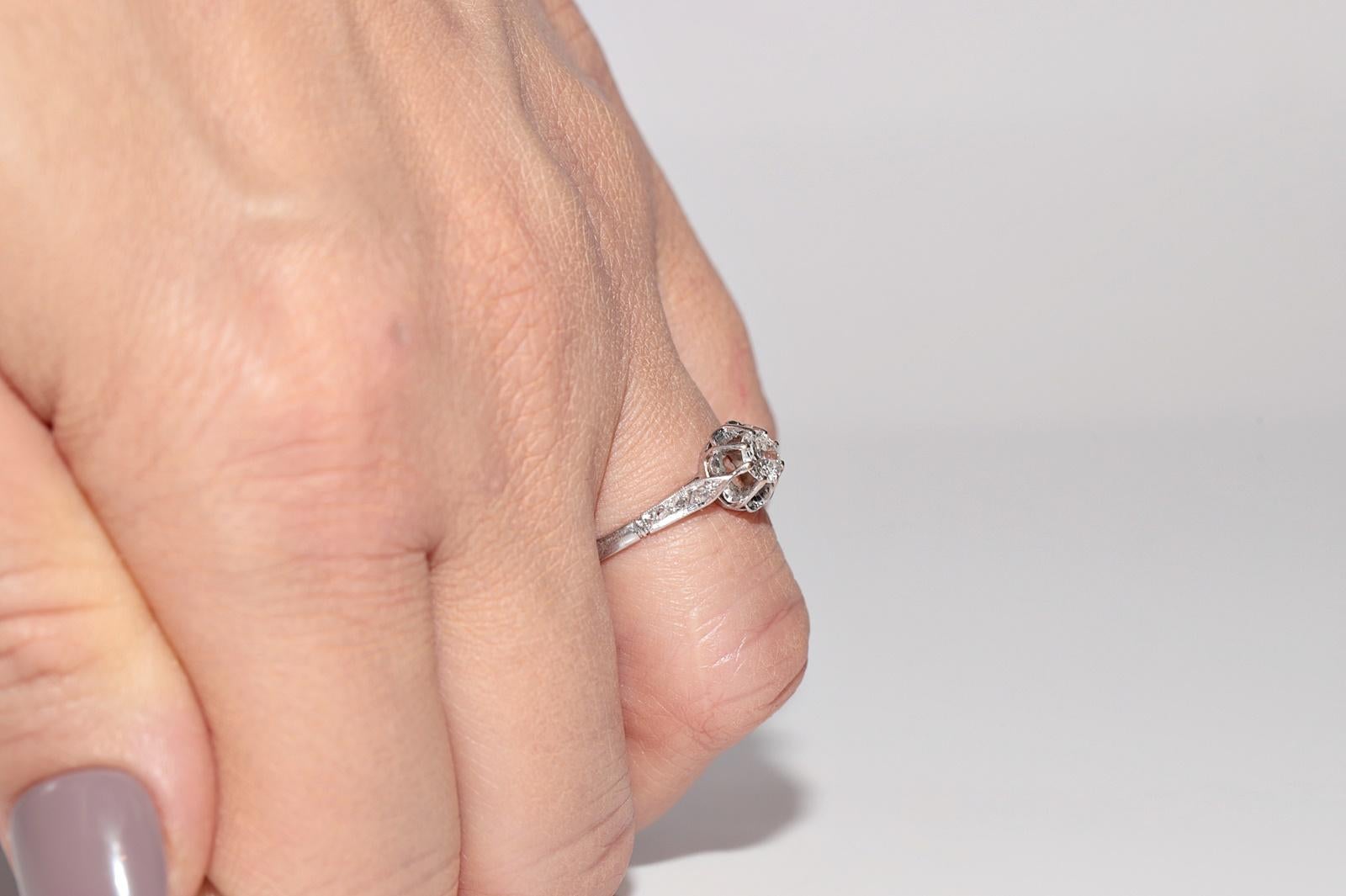 Bague de fiançailles solitaire Art déco ancienne des années 1920 en or 18 carats avec diamants naturels en vente 12