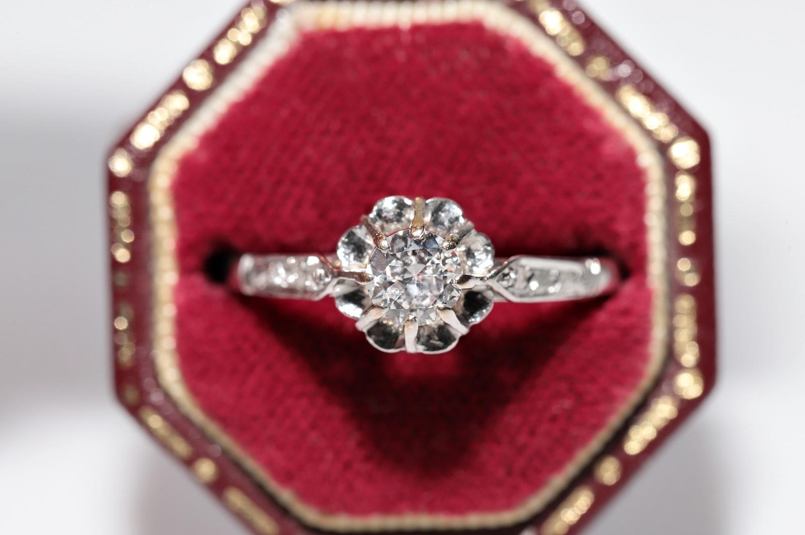 En très bon état.
Le poids total est de 2 grammes.
Le diamant principal de taille ancienne est de 0.28 ct.
Le diamant taillé en rose de 0.06 ct est totalement latéral.
Le diamant est de couleur H et de pureté s1-s2-s3.
La taille de la bague est de