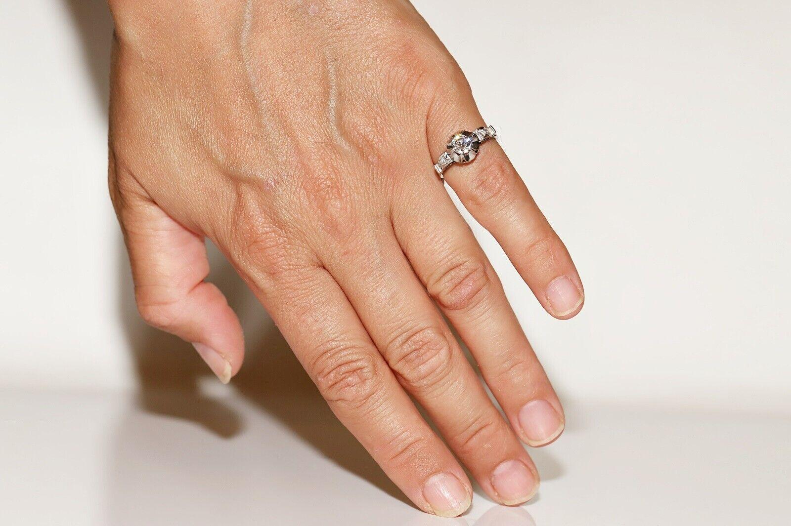 Bague Art déco ancienne des années 1920 en platine décorée de diamants naturels en vente 5