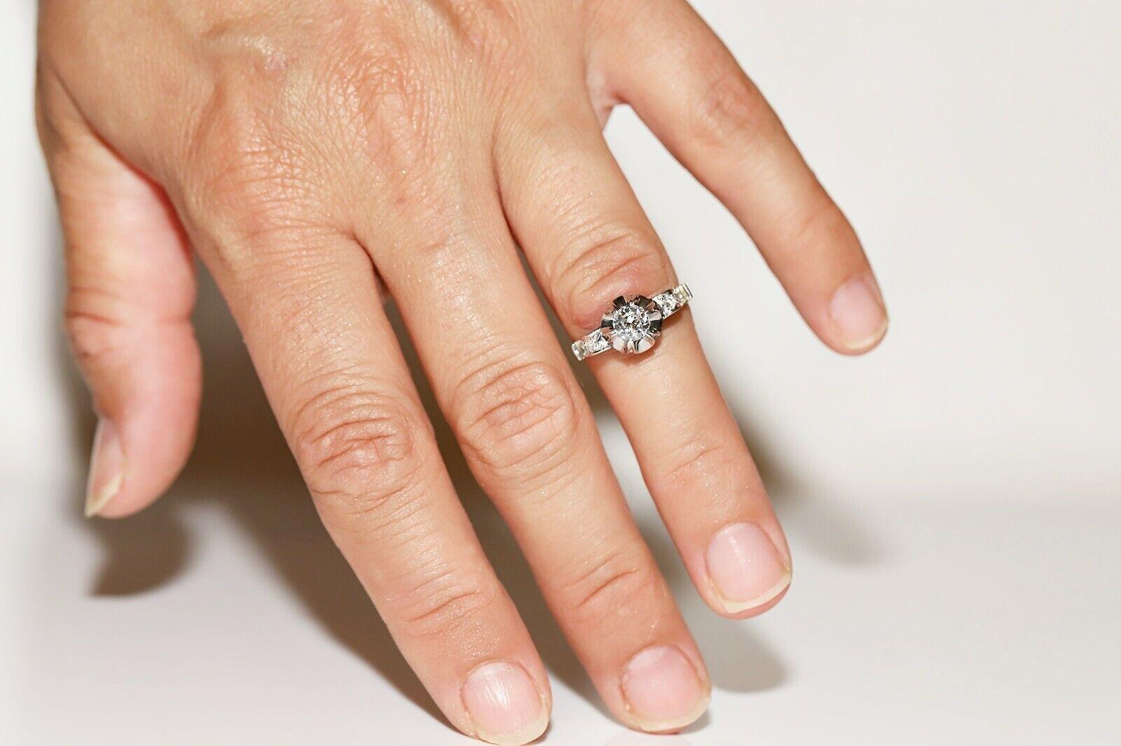 Bague Art déco ancienne des années 1920 en platine décorée de diamants naturels en vente 7