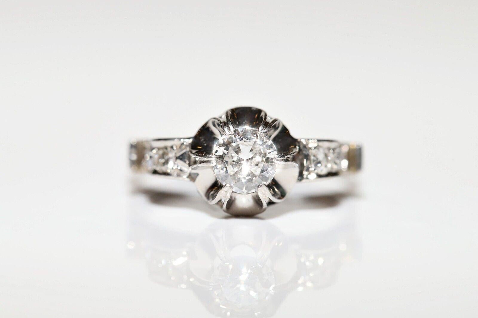 En très bon état.
Le poids total est de 3.5 grammes.
Le diamant central est de 0,45 ct.
Totalement est un diamant latéral  environ 0,15 ct.
Le diamant est de couleur G-H et de pureté vvs-vs.
La taille de la bague est de 5 US 
Nous pouvons fabriquer