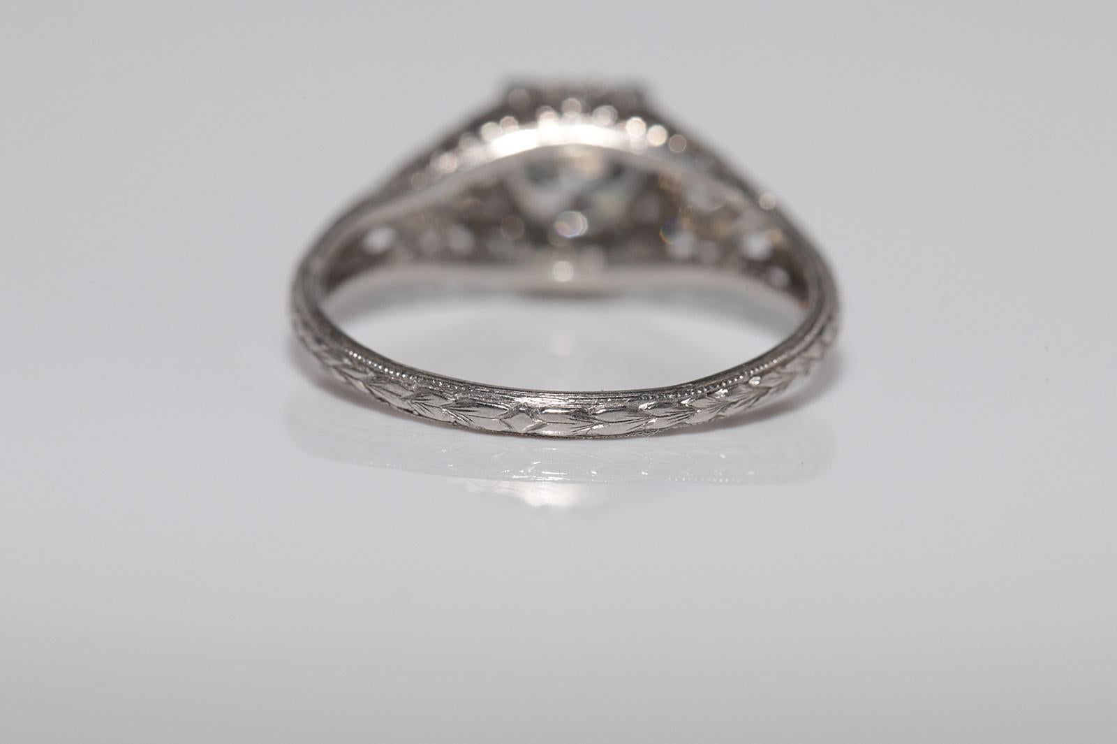 Anello solitario decorato con diamanti naturali in platino, antico, degli anni '20 circa. in vendita 4
