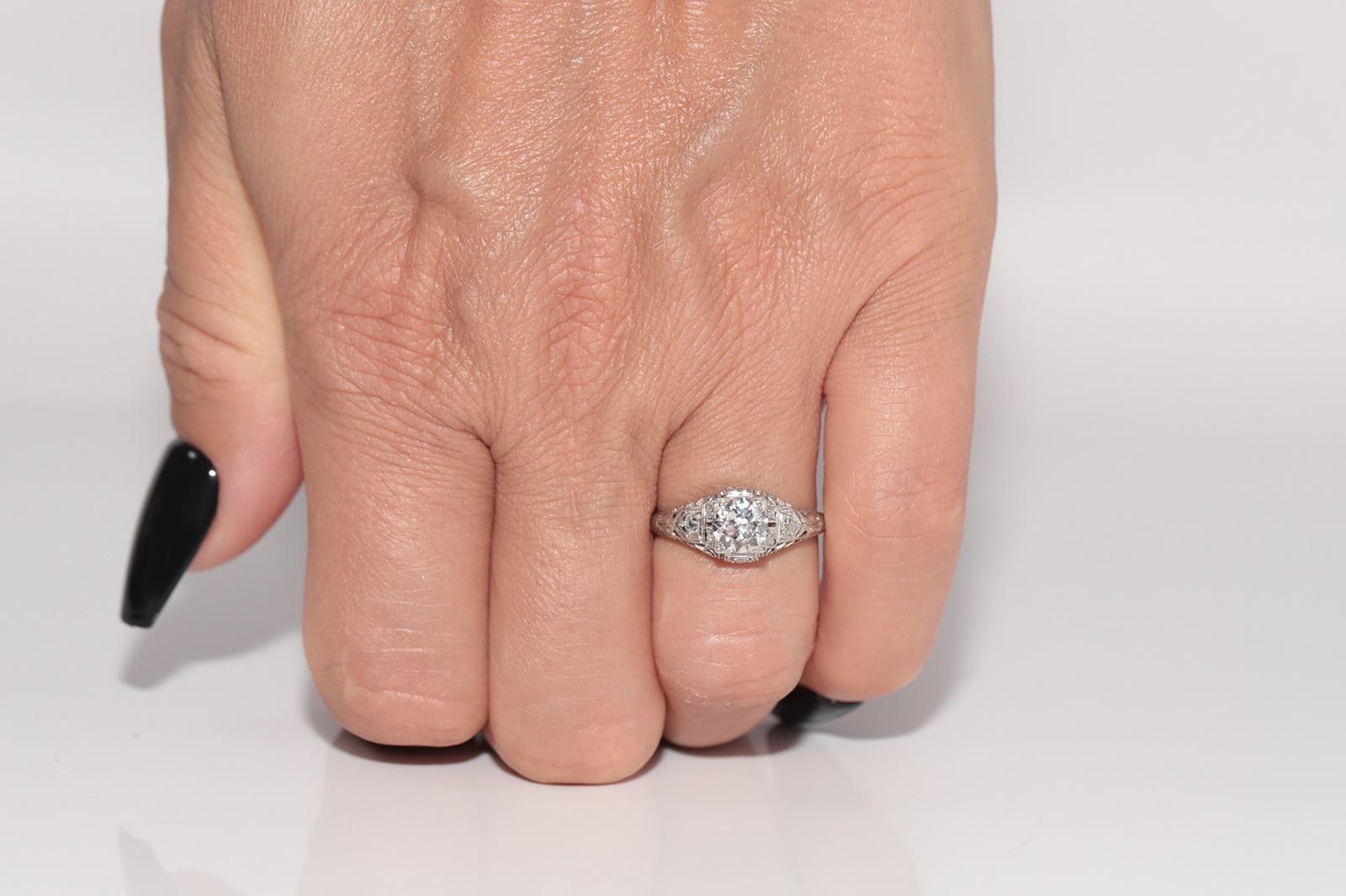 Anello solitario decorato con diamanti naturali in platino, antico, degli anni '20 circa. in vendita 9