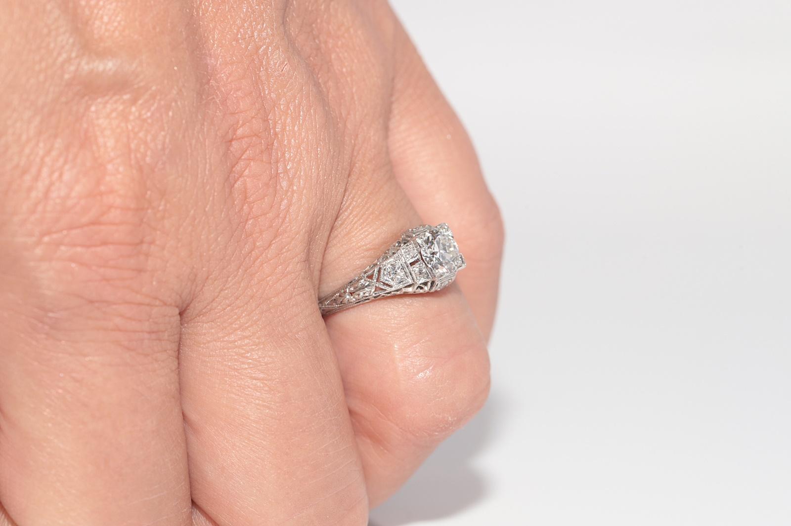 Anello solitario decorato con diamanti naturali in platino, antico, degli anni '20 circa. in vendita 11
