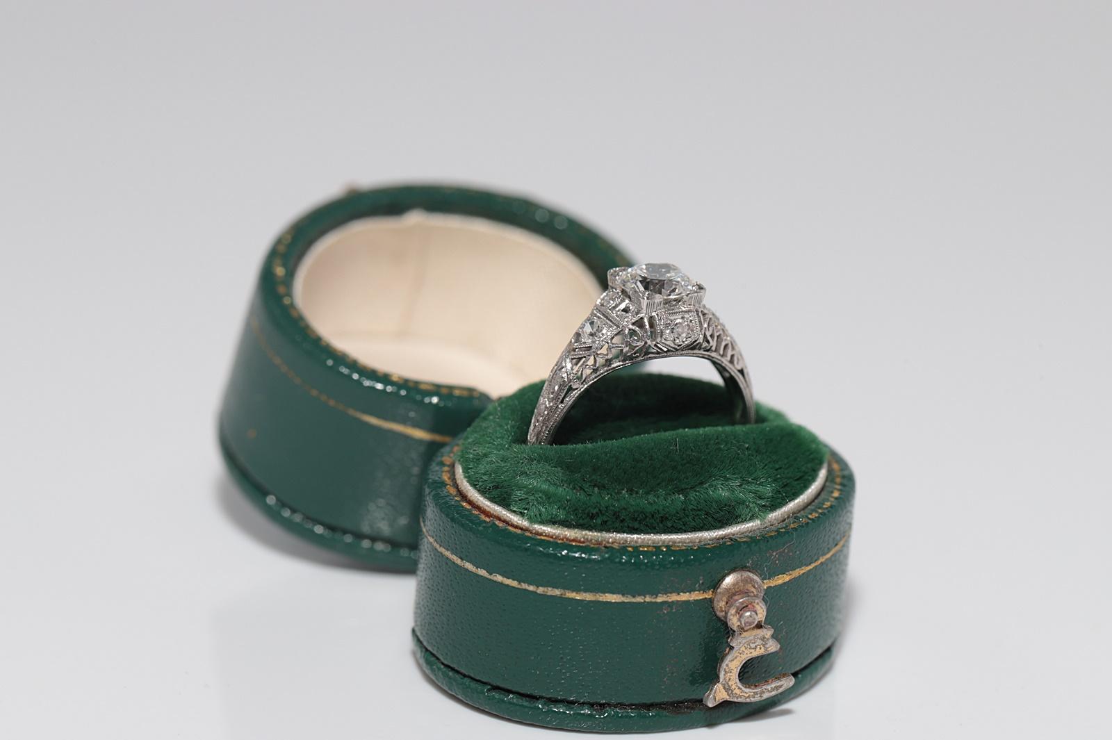 Taglio vecchia miniera Anello solitario decorato con diamanti naturali in platino, antico, degli anni '20 circa. in vendita