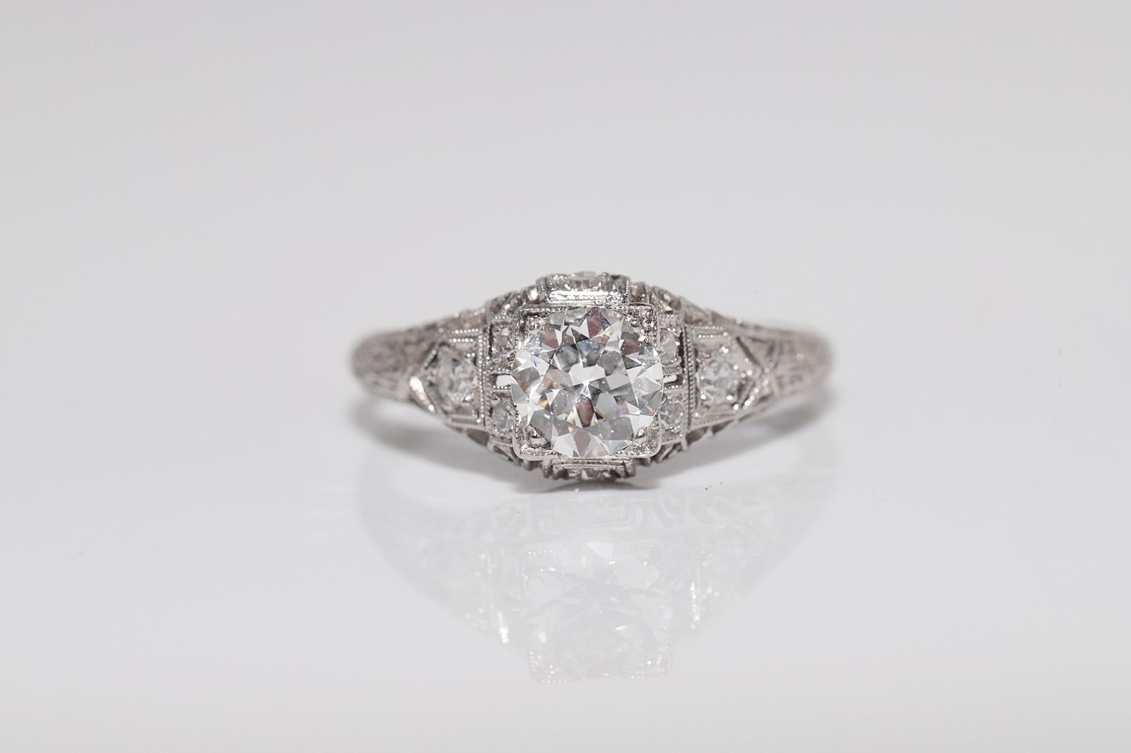 Anello solitario decorato con diamanti naturali in platino, antico, degli anni '20 circa. In condizioni buone in vendita a Fatih/İstanbul, 34