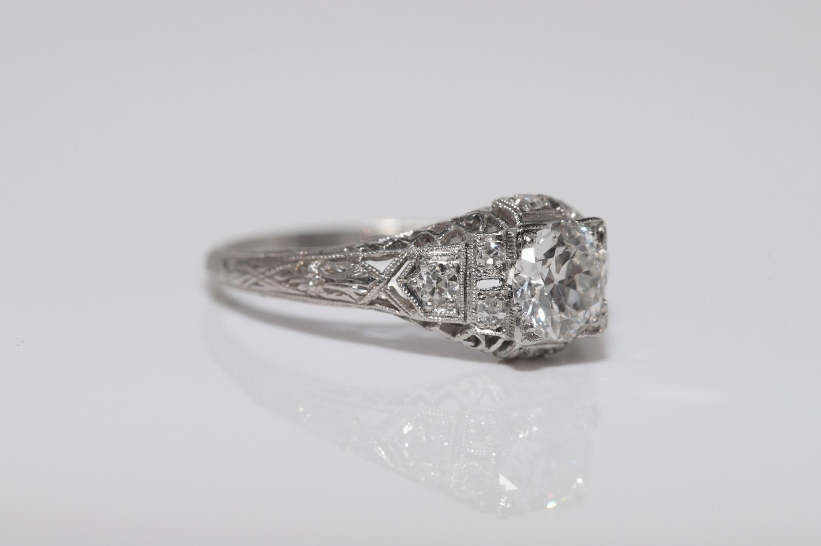 Donna Anello solitario decorato con diamanti naturali in platino, antico, degli anni '20 circa. in vendita