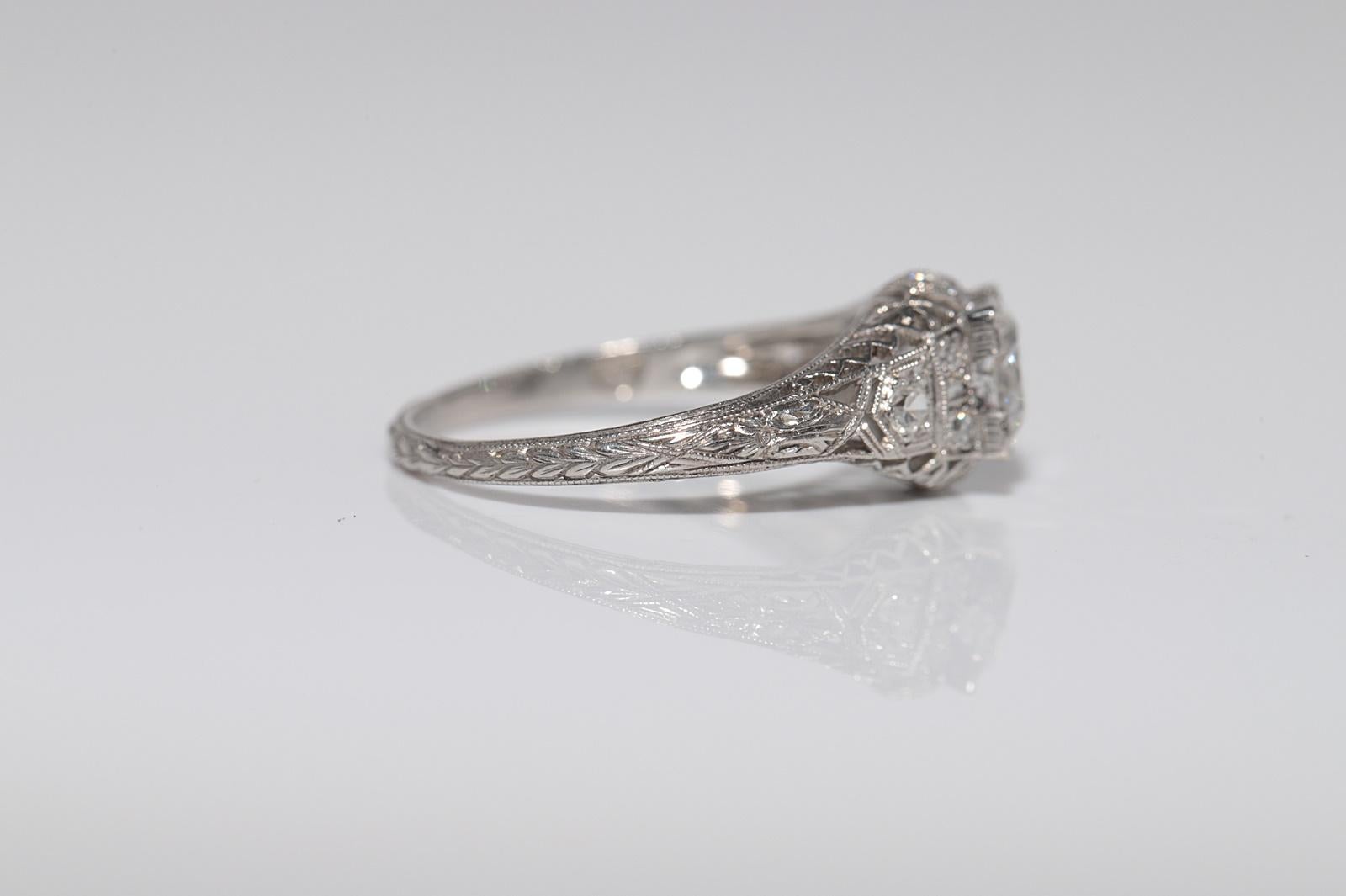 Anello solitario decorato con diamanti naturali in platino, antico, degli anni '20 circa. in vendita 1