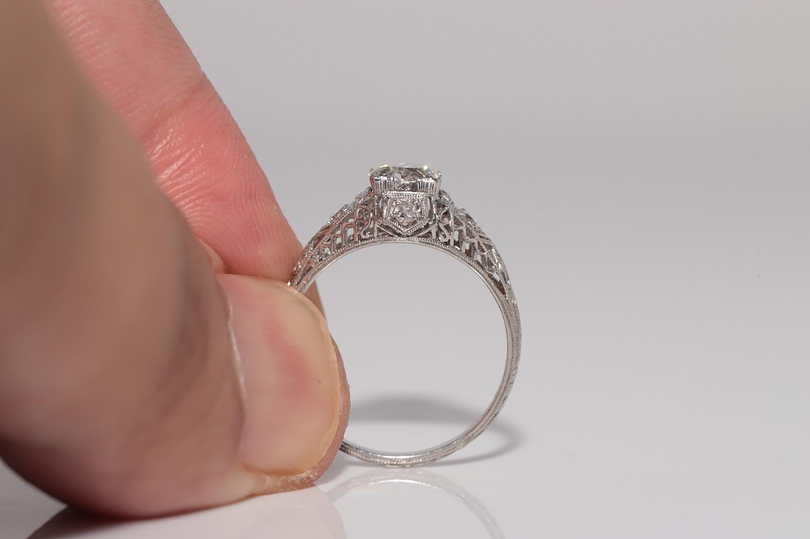 Anello solitario decorato con diamanti naturali in platino, antico, degli anni '20 circa. in vendita 2