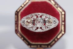 Antique Circa 1920s Art Deco Platinum Natural Old Cut Diamond Decorated Ring (Bague décorée de diamants naturels de taille ancienne)