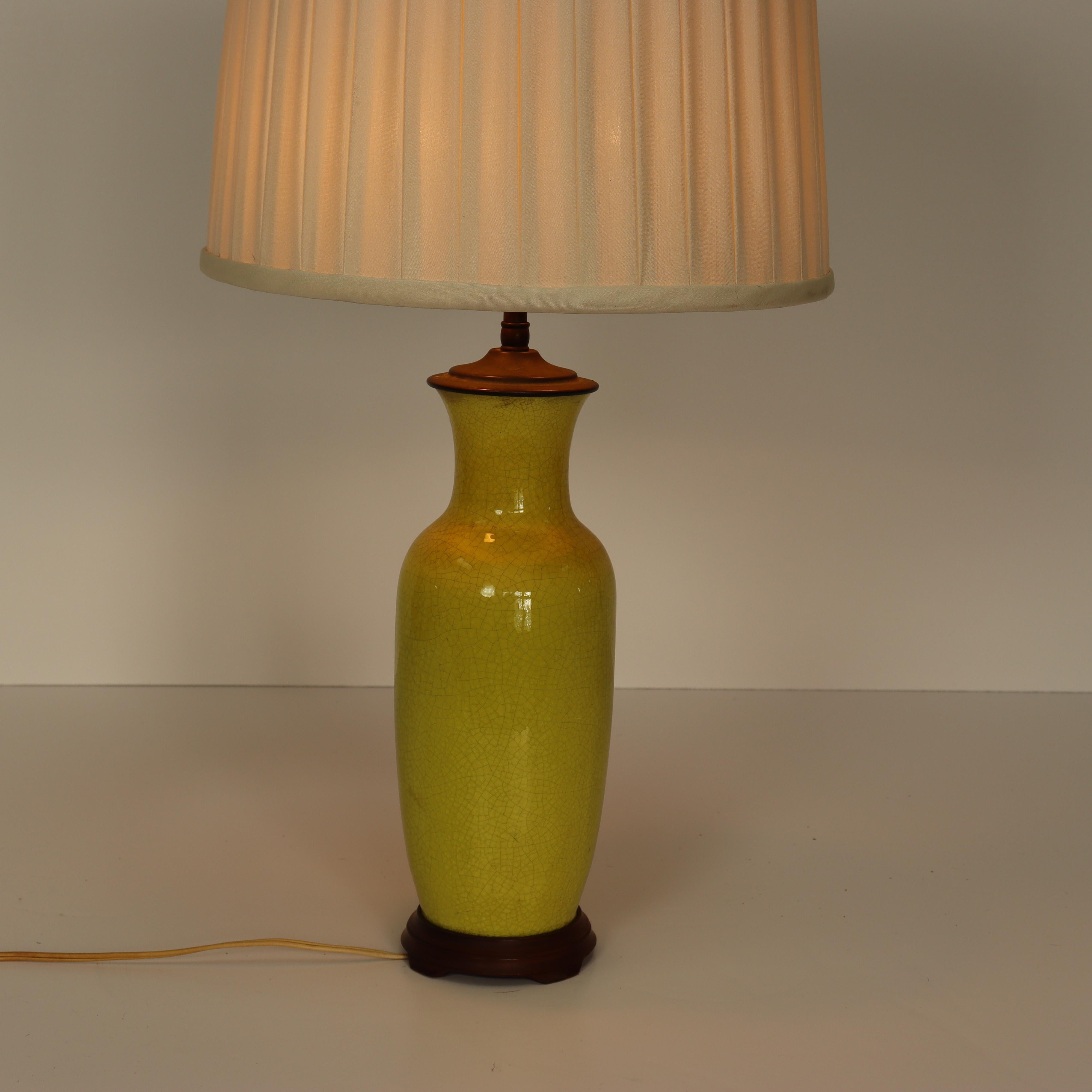 Antiguo jarrón chino de esmalte amarillo craquelado, circa 1920, sobre un soporte de madera chino de época convertido en lámpara con doble casquillo.

Pantalla no incluida.

Edad:1950 - Actualidad

Estilo arquitectónico: Chino

Material: