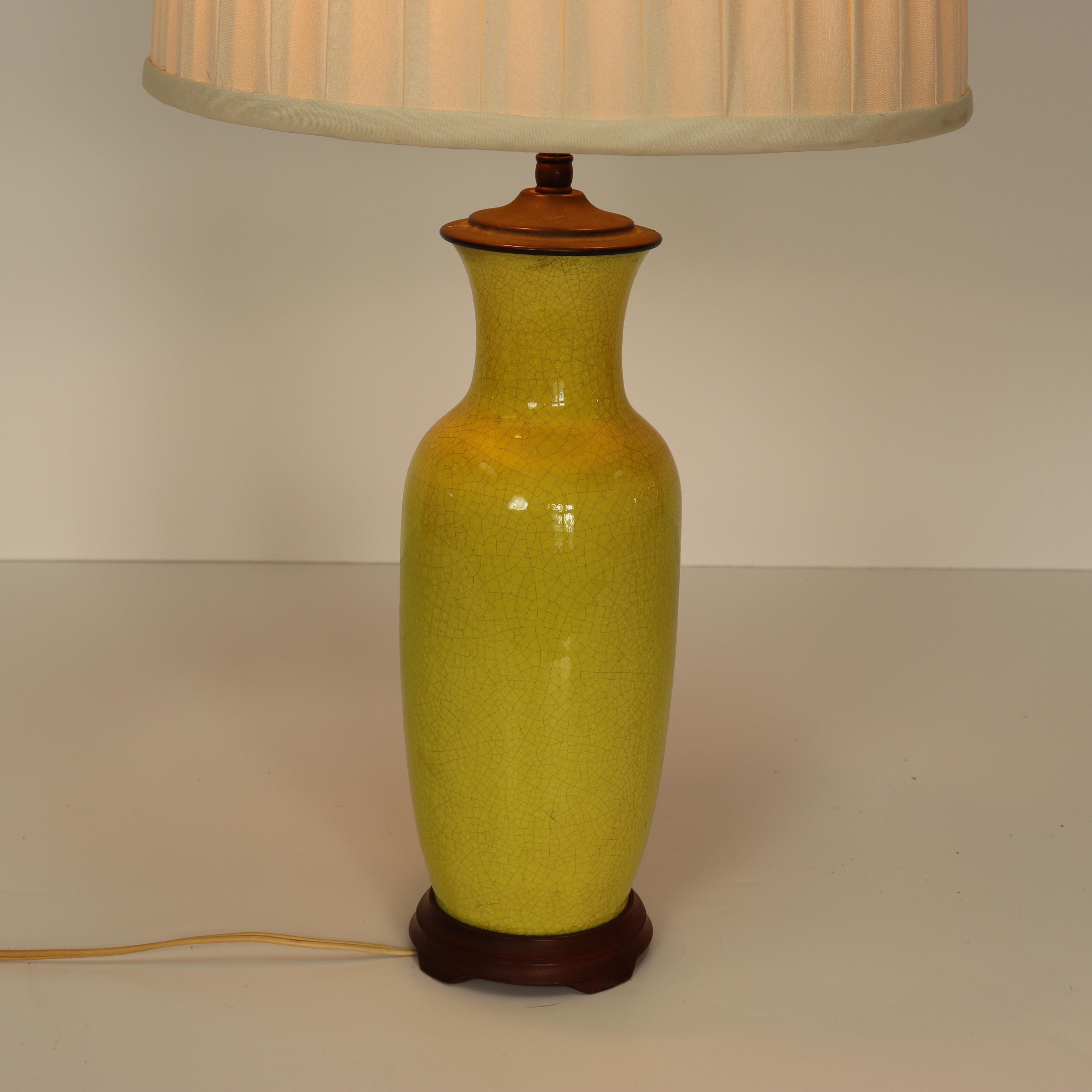 Antiguo Circa 1920 Chino Chartreuse Amarillo Crackle Glaze Lámpara Exportación china en venta