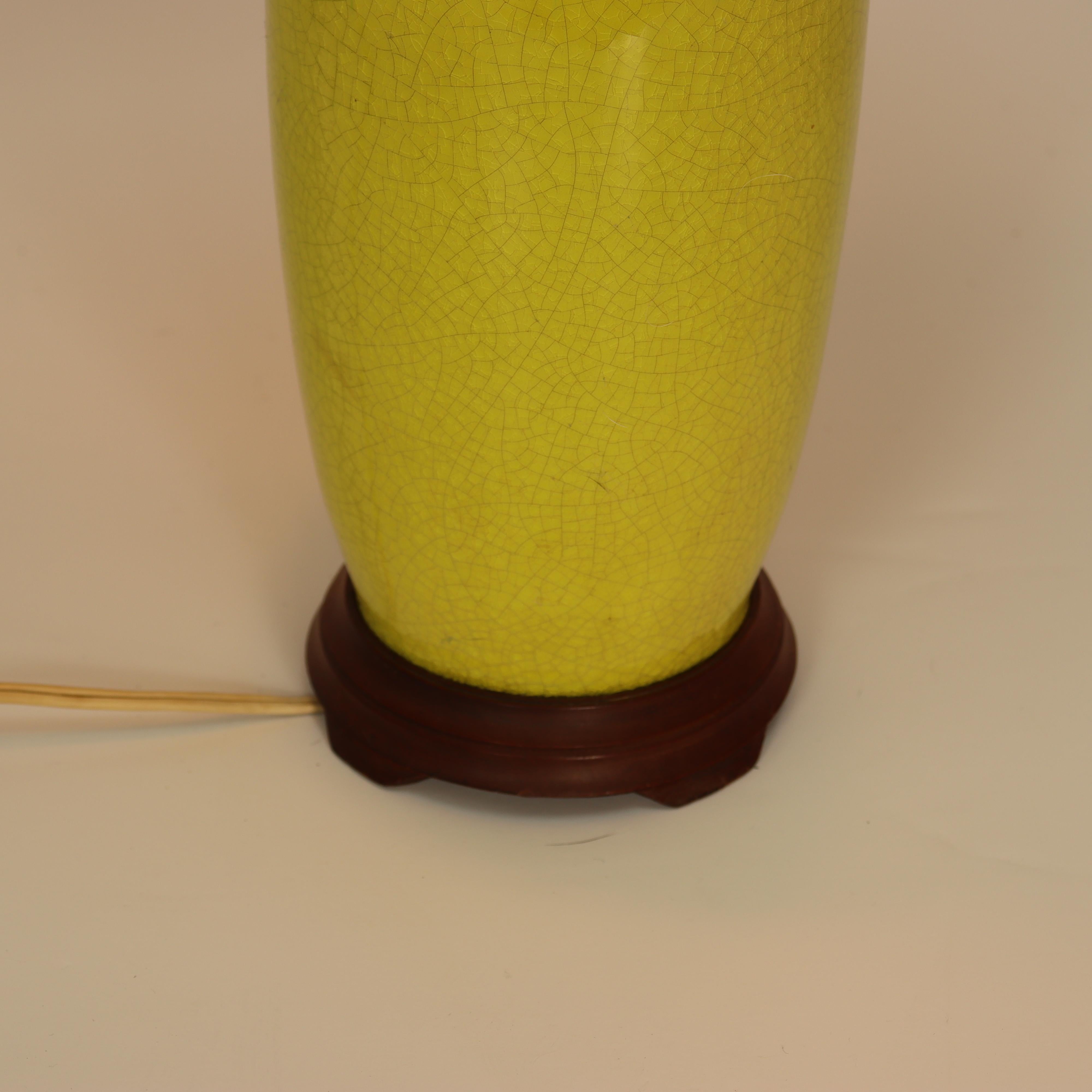 Antiguo Circa 1920 Chino Chartreuse Amarillo Crackle Glaze Lámpara en Bueno estado para la venta en Los Angeles, CA