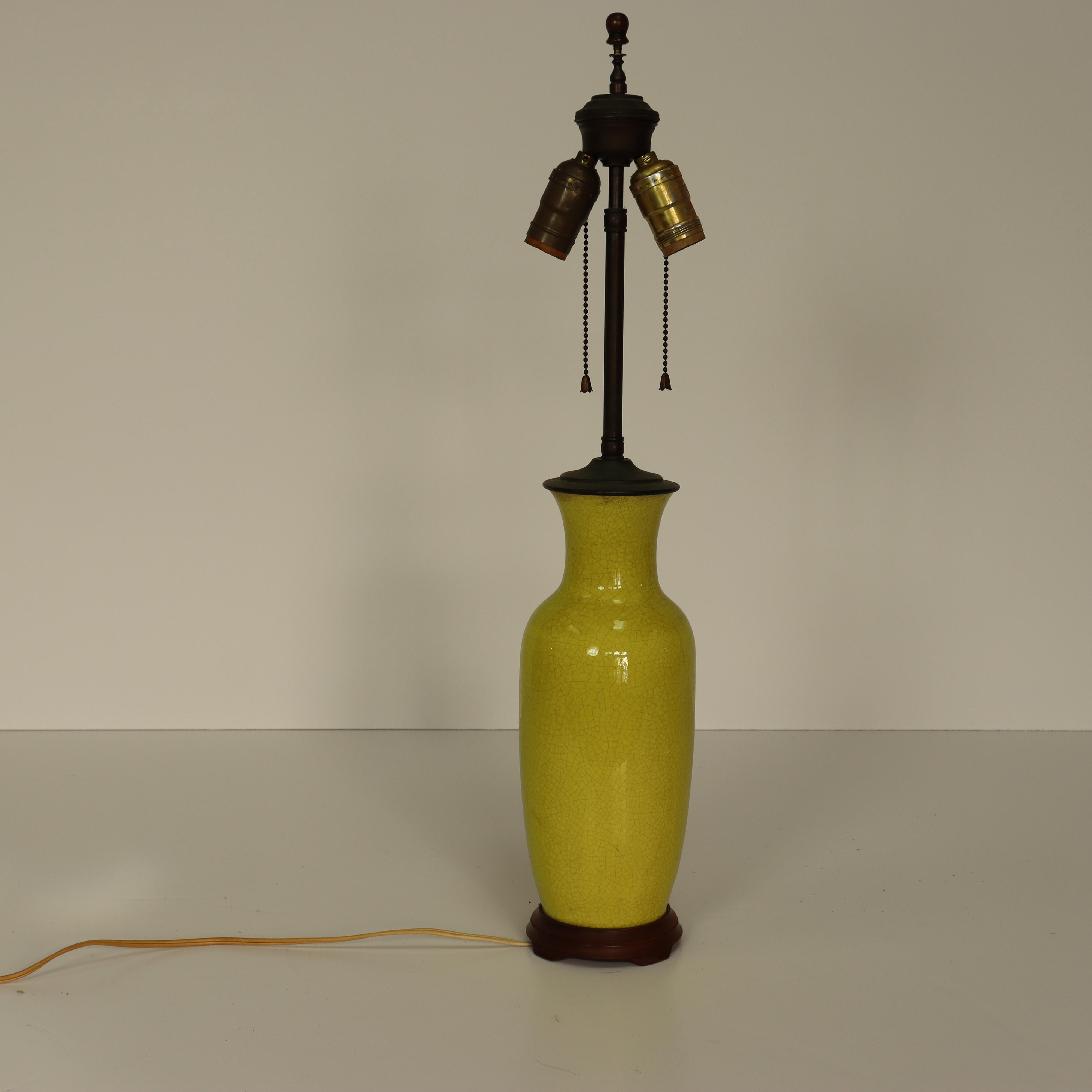 Antiguo Circa 1920 Chino Chartreuse Amarillo Crackle Glaze Lámpara siglo XX en venta