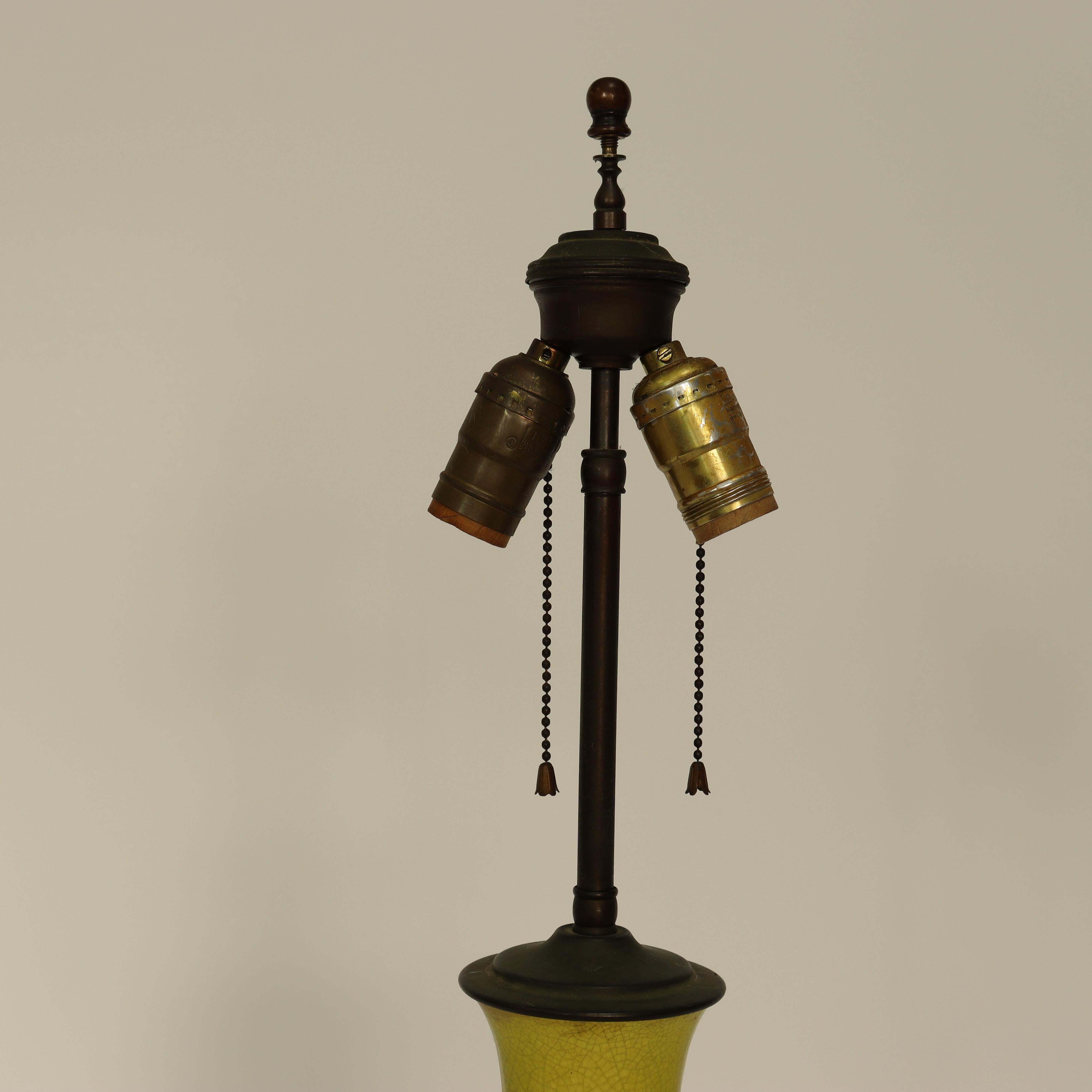 Antiguo Circa 1920 Chino Chartreuse Amarillo Crackle Glaze Lámpara Latón en venta