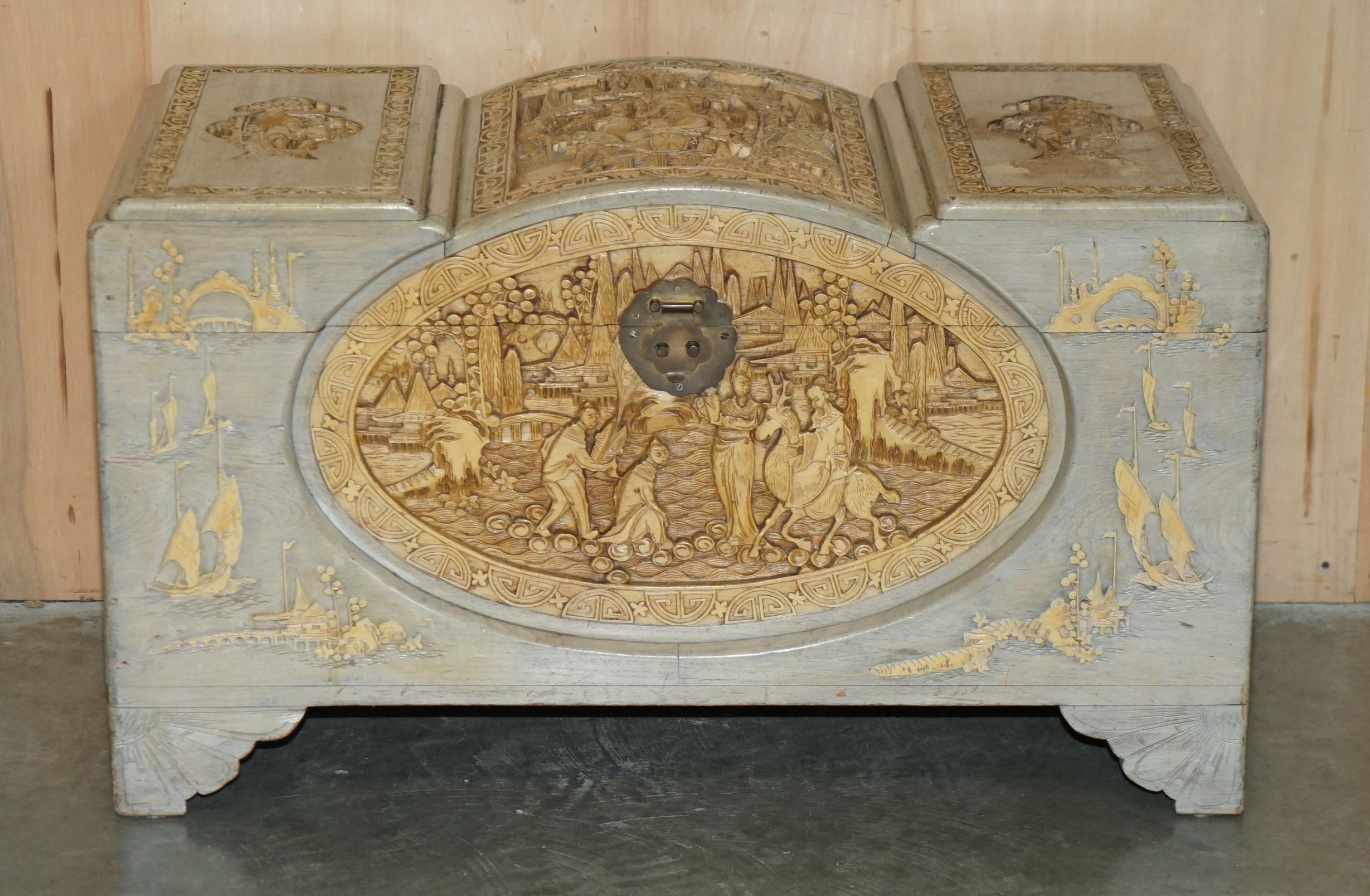 Royal House Antiques

Royal House Antiques ist erfreut, diese absolut atemberaubende, sehr dekorative, antike chinesische Export handgeschnitzte Leinen oder Spielzeug Brust circa 1920's mit dem ursprünglichen gemalt und notleidenden Finish zum