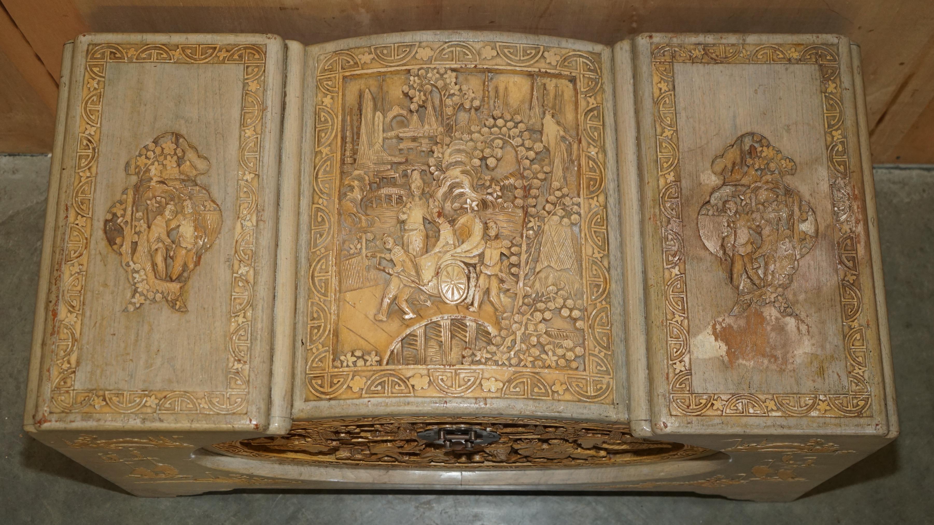 ANTIQUE CIRCA 1920er CHINESE EXPORT HEAVILY CARved CAMPHOR WOOD LINEN TOY CHEST im Zustand „Relativ gut“ im Angebot in West Sussex, Pulborough