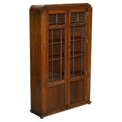 ANTIQUE CIRCA 1920'S ENGLISH OAK ART DECO CARVED BOOKCASE CABiNET