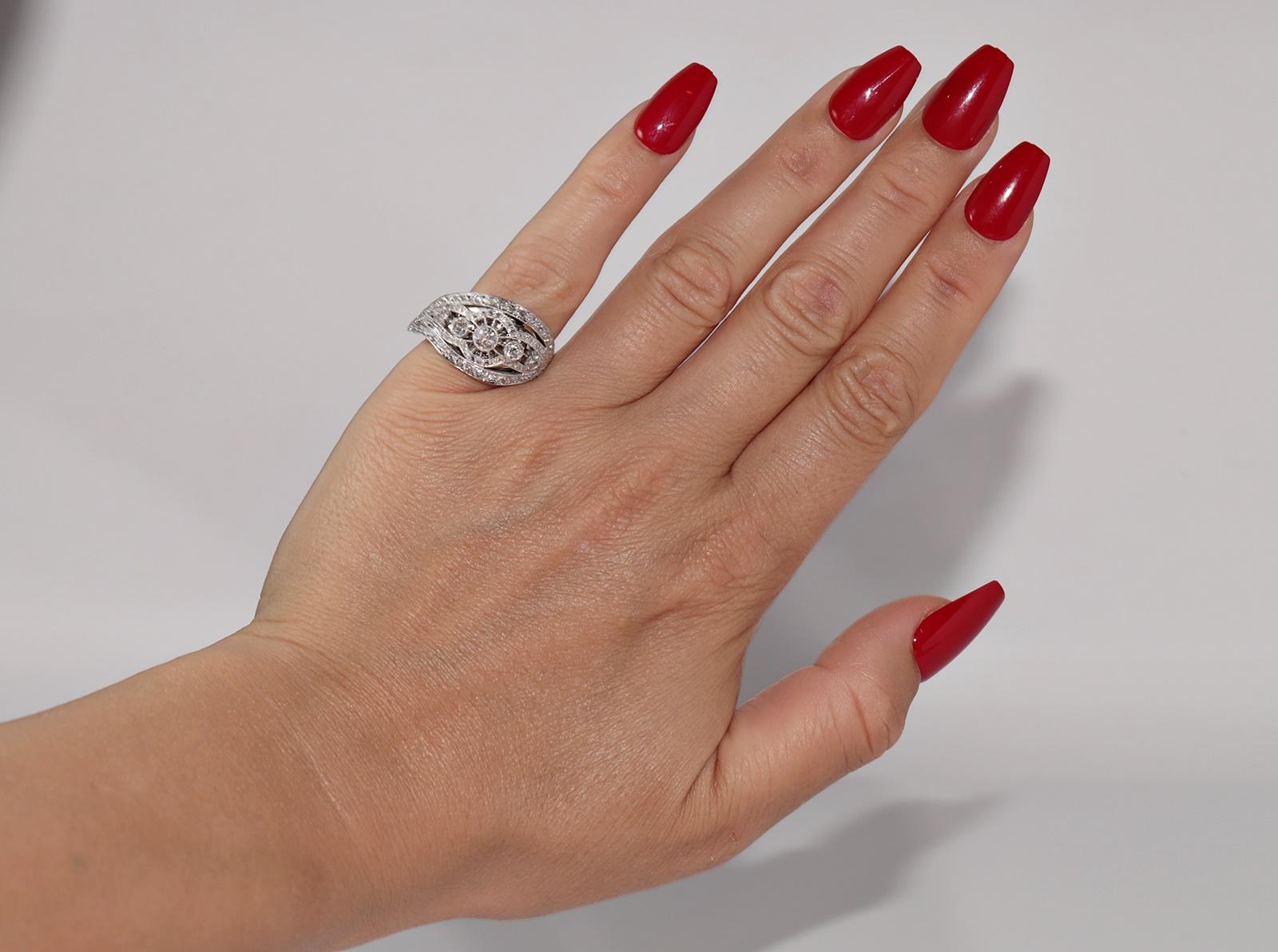 Antike CIRCA 1920er Jahre Handgefertigte Art Deco 18k Gold Natural Diamond Ring im Angebot 11