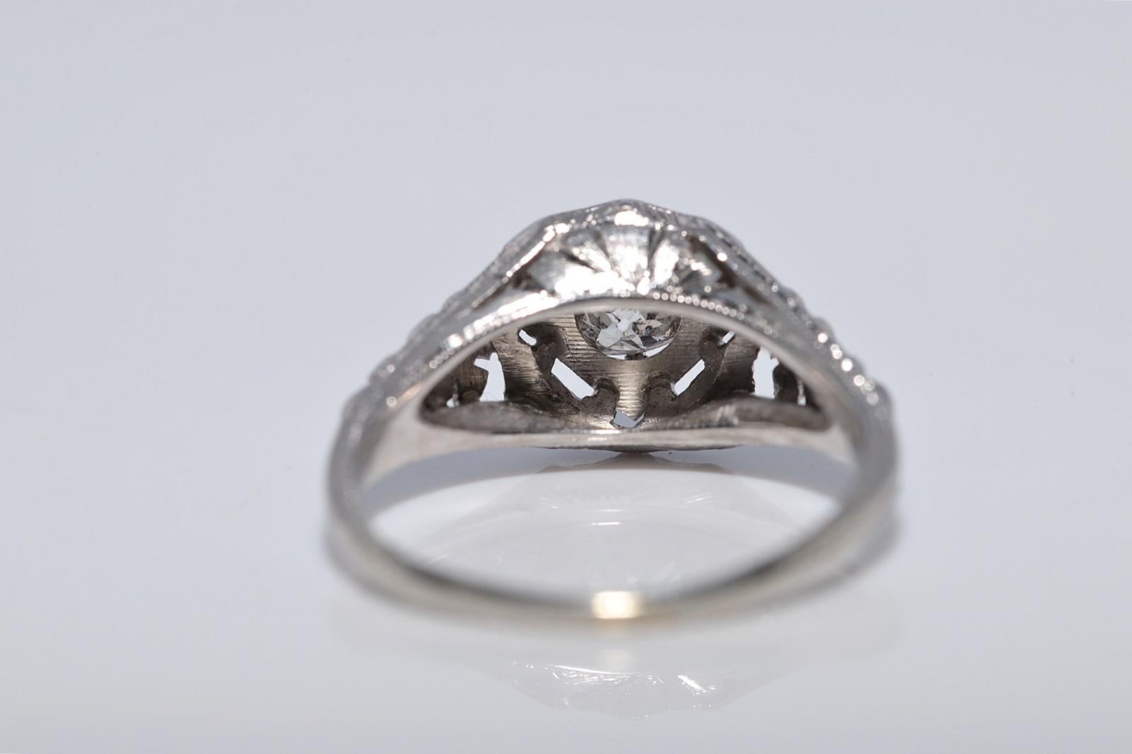 Antico anello con diamanti naturali in oro 18 carati, realizzato a mano, degli anni '20 circa. in vendita 6