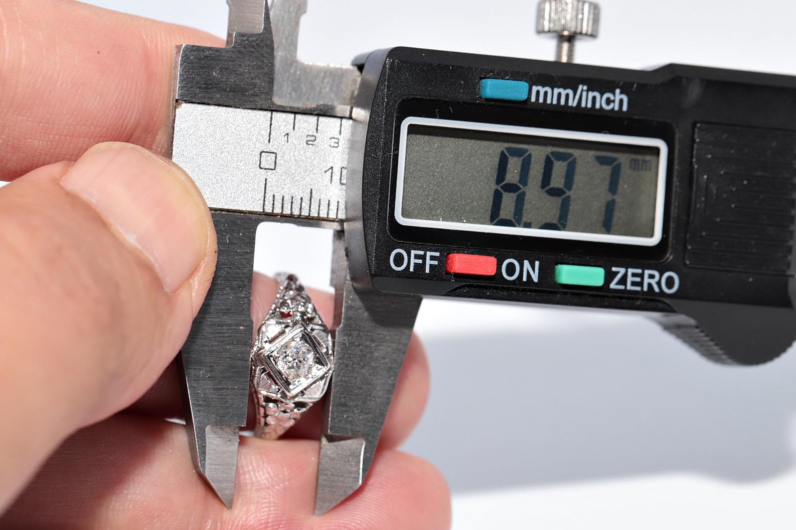 Antico anello con diamanti naturali in oro 18 carati, realizzato a mano, degli anni '20 circa. in vendita 10