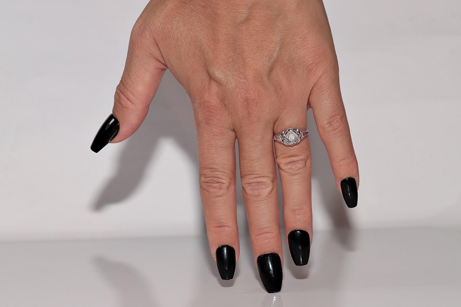 In ottime condizioni.
Il peso totale è di 3,2 grammi.
Totalmente è un diamante da 0,25 carati.
Il diamante ha colore H e purezza s2.
La misura dell'anello è US 5.25
Possiamo realizzare qualsiasi dimensione.
La scatola non è inclusa.
Per qualsiasi