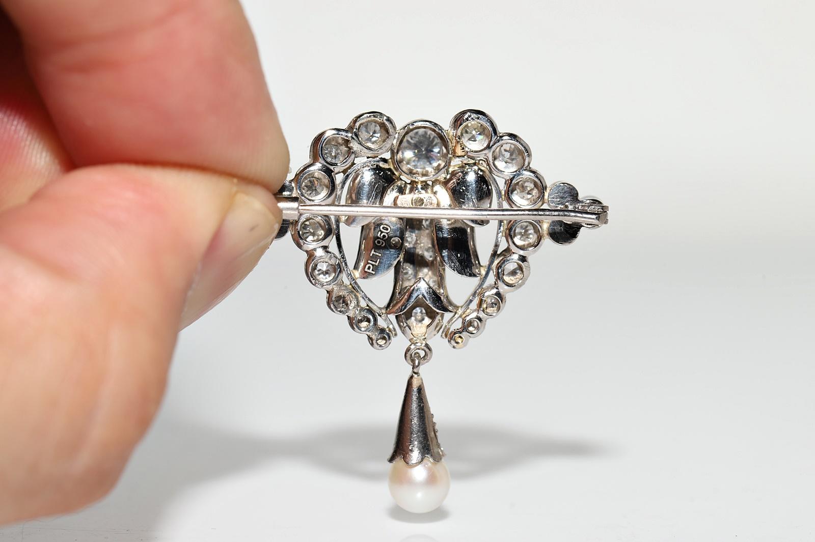 Antique Circa 1920s Platinum Art Deco Natural Diamond Decorated Brooch For Sale 3