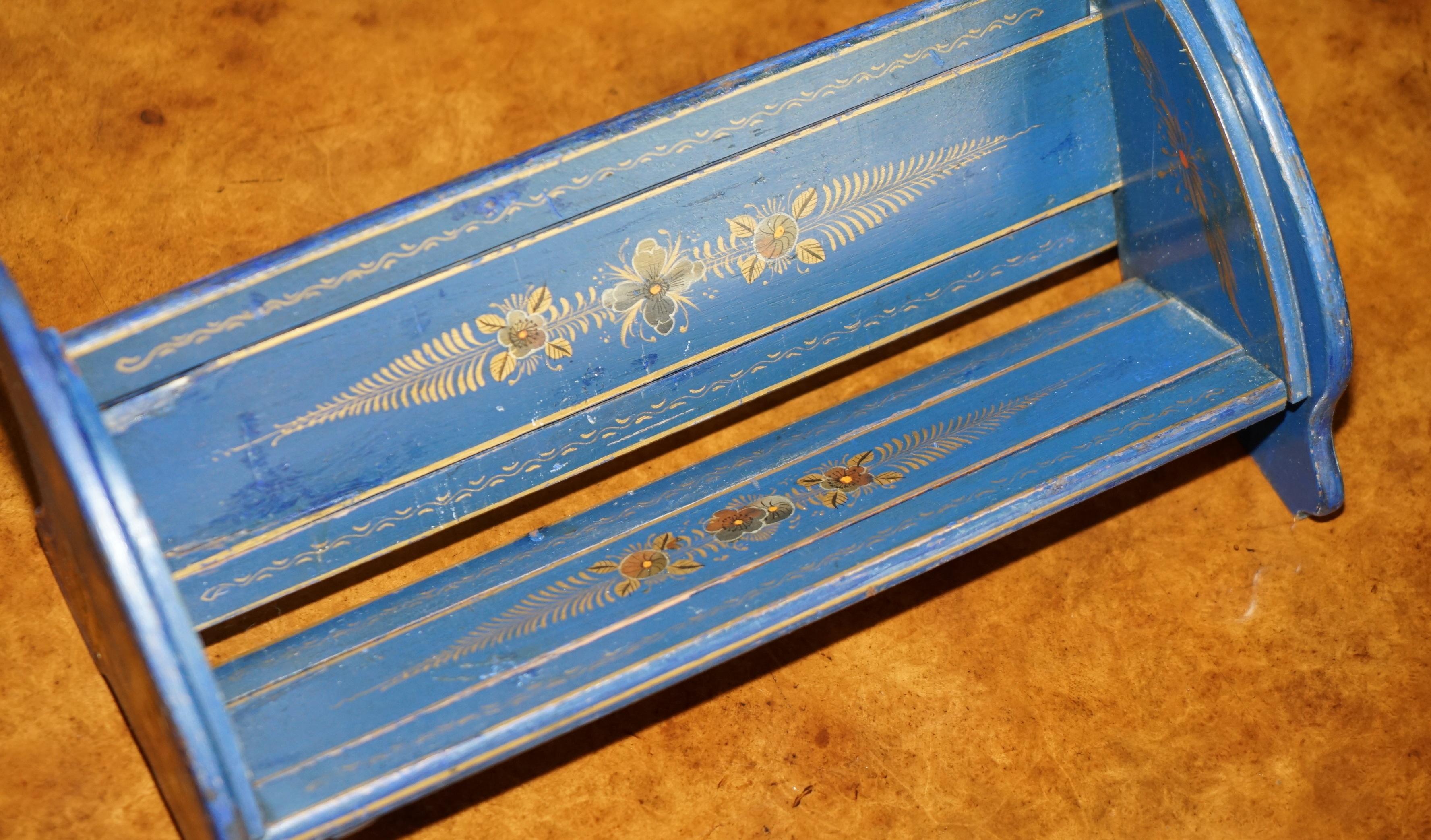 Chinoiserie ANTIQUE CIRCA 1920'S SMALL CHiNESE CHINOISERIE BOOKSHELF TABLE TOP BOOK STAND For Sale