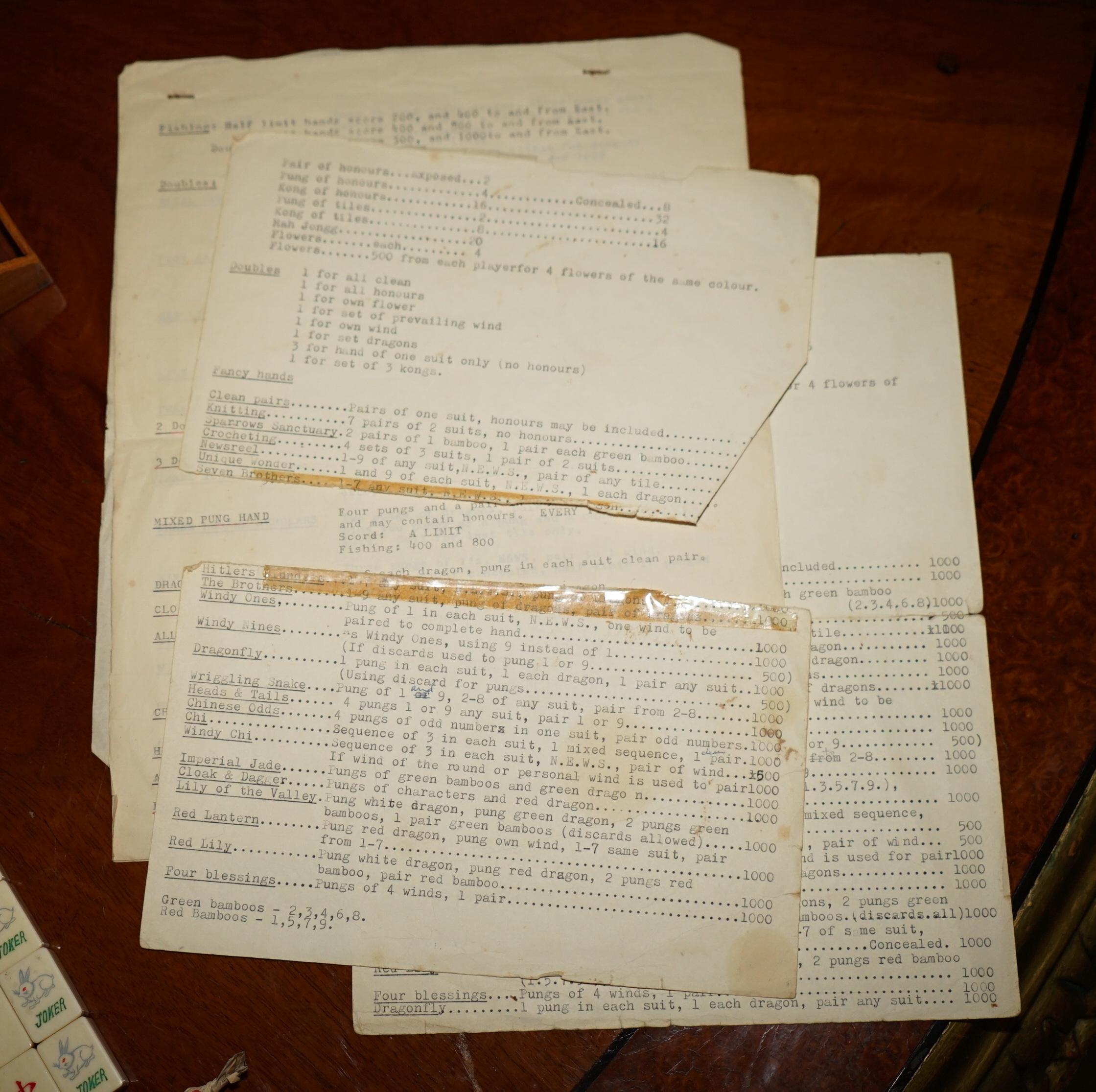 Casa Reale Antiquariato

Royal House Antiques è lieta di offrire in vendita questo set da mahjong in scatola extra large cinese degli anni '30, altamente collezionabile, con la scatola originale in legno che include quattro rastrelliere, alcune