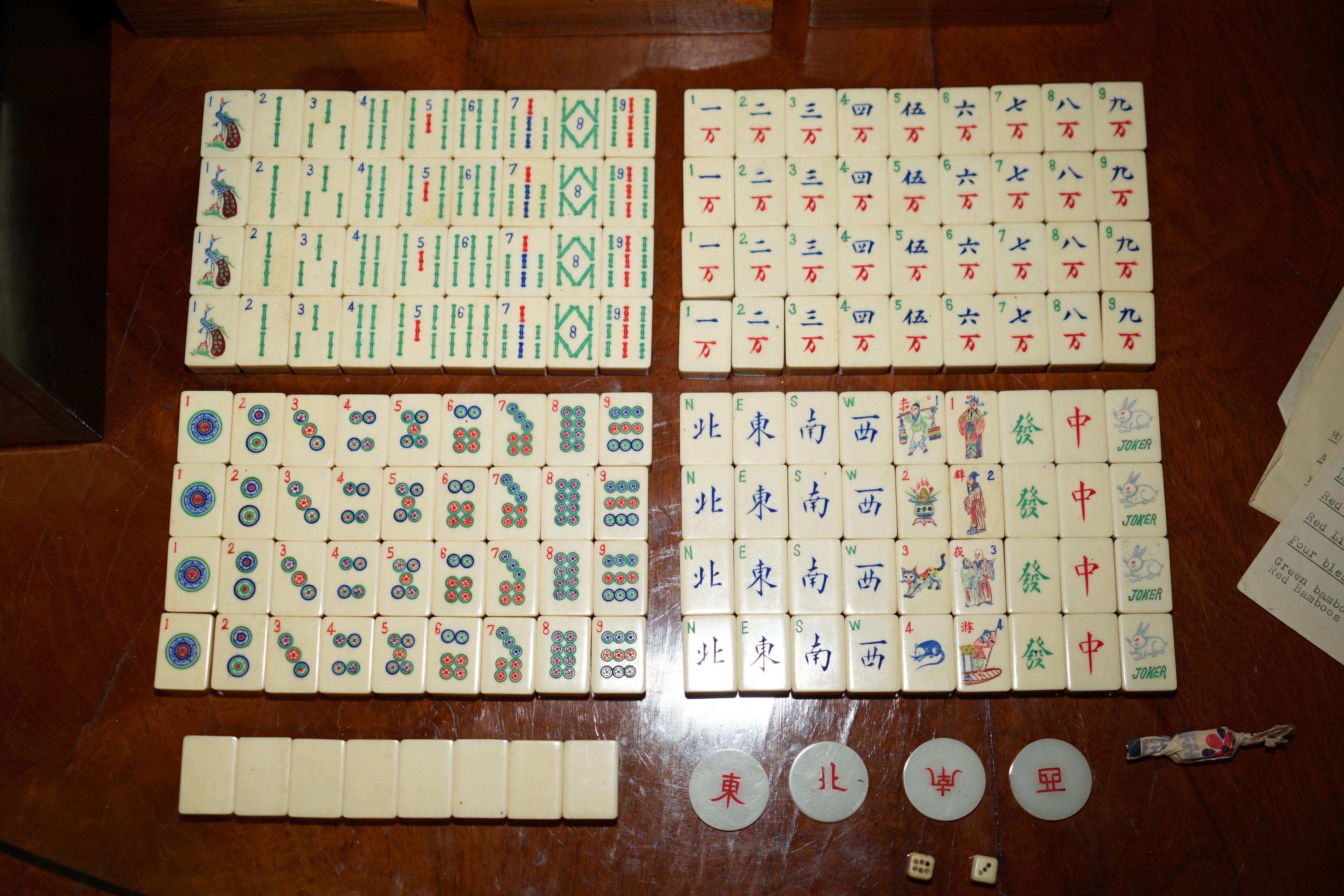 Fatto a mano ANTICO SET DI MAHJONG CINESE CIRCA 1930 + RACCHETTE DA CONTATORE E SOLDI IN ORIGINALE in vendita