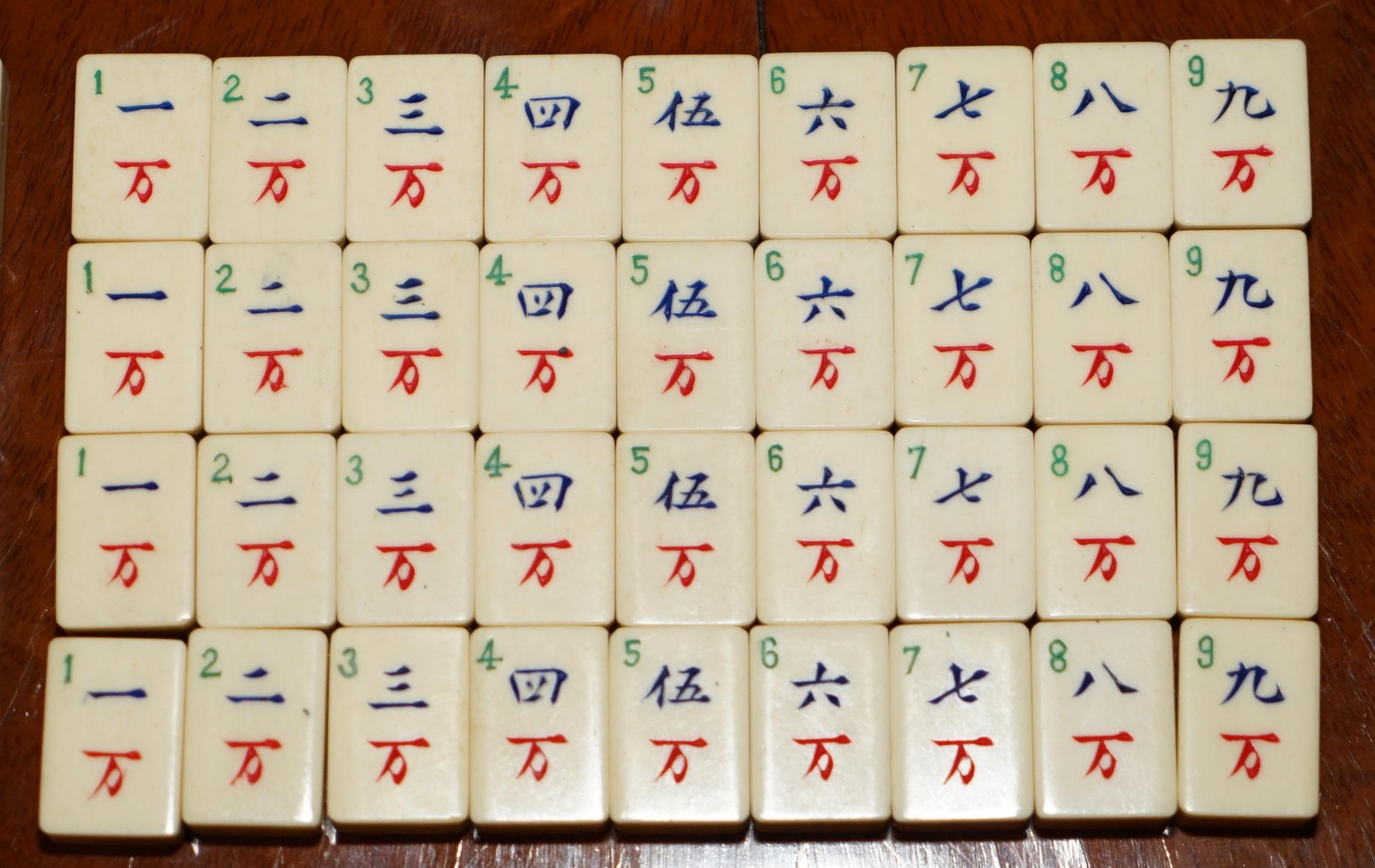 Metà XX secolo ANTICO SET DI MAHJONG CINESE CIRCA 1930 + RACCHETTE DA CONTATORE E SOLDI IN ORIGINALE in vendita