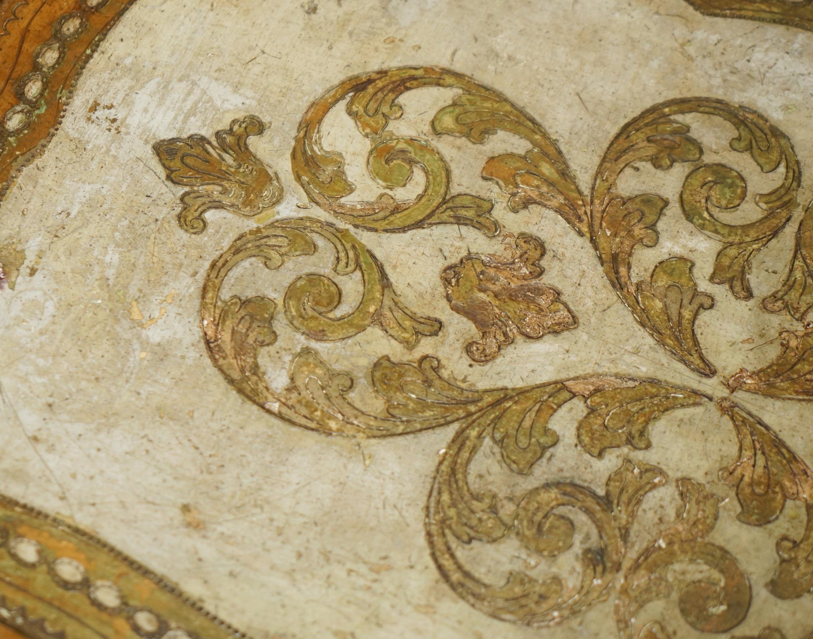 ANTIQUE CIRCA 1930 FLORENTINE VENETIAN HAND PAiNTED & GILT NEST OF THREE TABLES For Sale 3