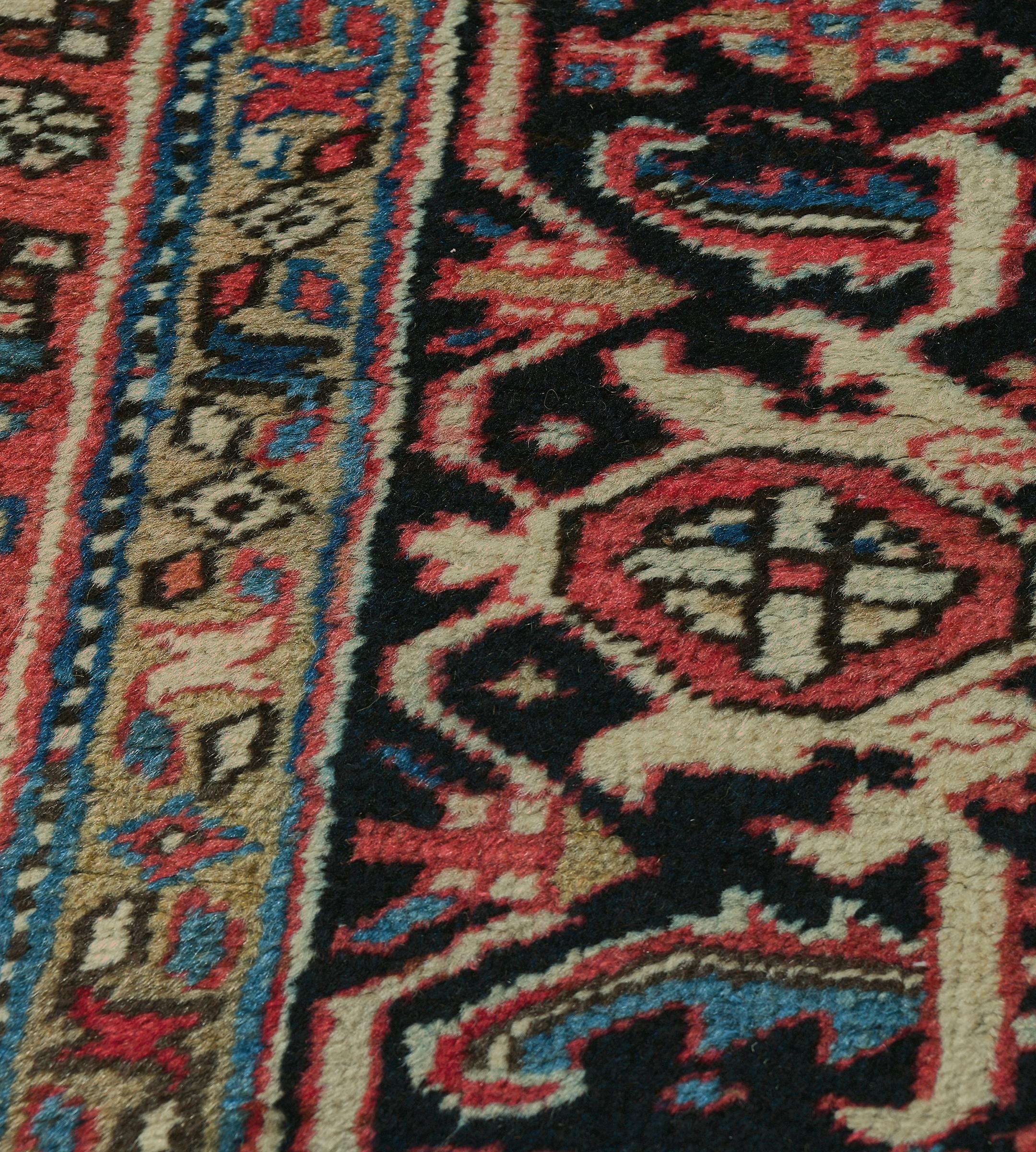Antiker CIRCA-1930 Tomatenroter Persischer Heriz Teppich mit eckigen Blumen und blättrigen Ranken im Angebot 3