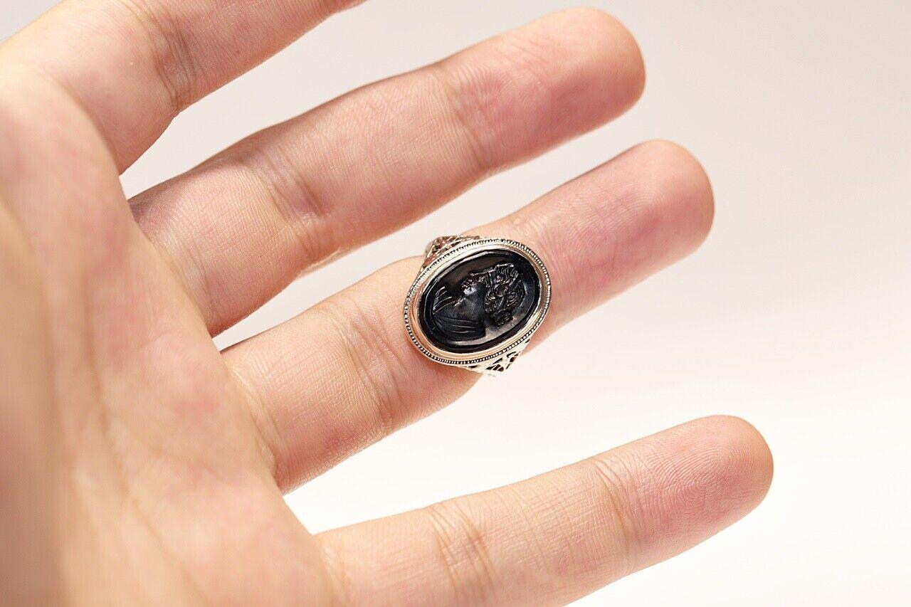 Antique Circa 1930s 18k Gold Art Deco Natural Onyx Stone Lady Decorated Ring (Bague décorée avec des pierres en onyx naturel) en vente 4