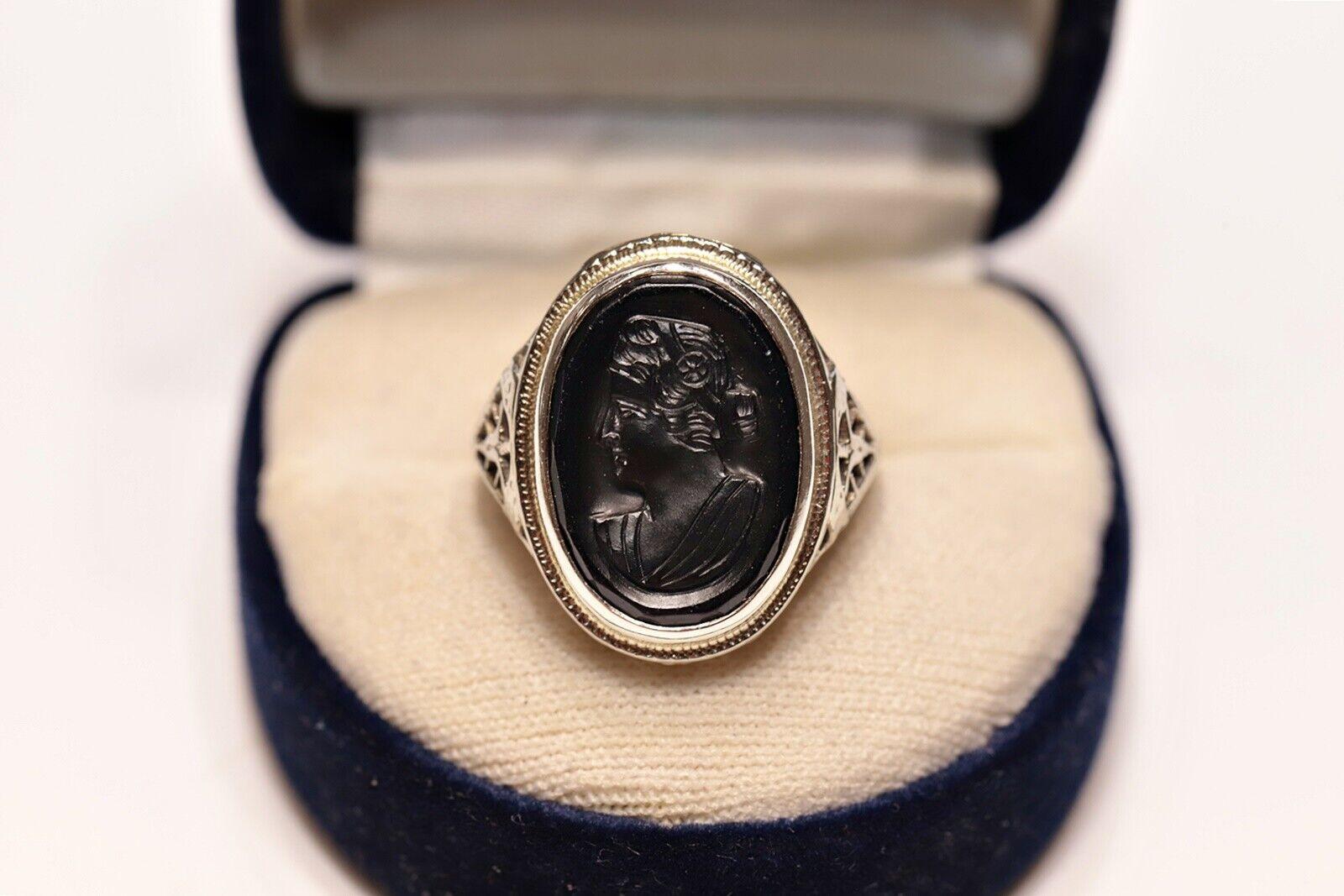 Antique Circa 1930s 18k Gold Art Deco Natural Onyx Stone Lady Decorated Ring For Sale 6