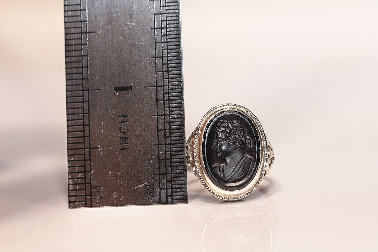 Antique Circa 1930s 18k Gold Art Deco Natural Onyx Stone Lady Decorated Ring For Sale 4