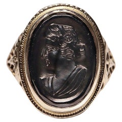 Antique Circa 1930s 18k Gold Art Deco Natural Onyx Stone Lady Decorated Ring (Bague décorée avec des pierres en onyx naturel)