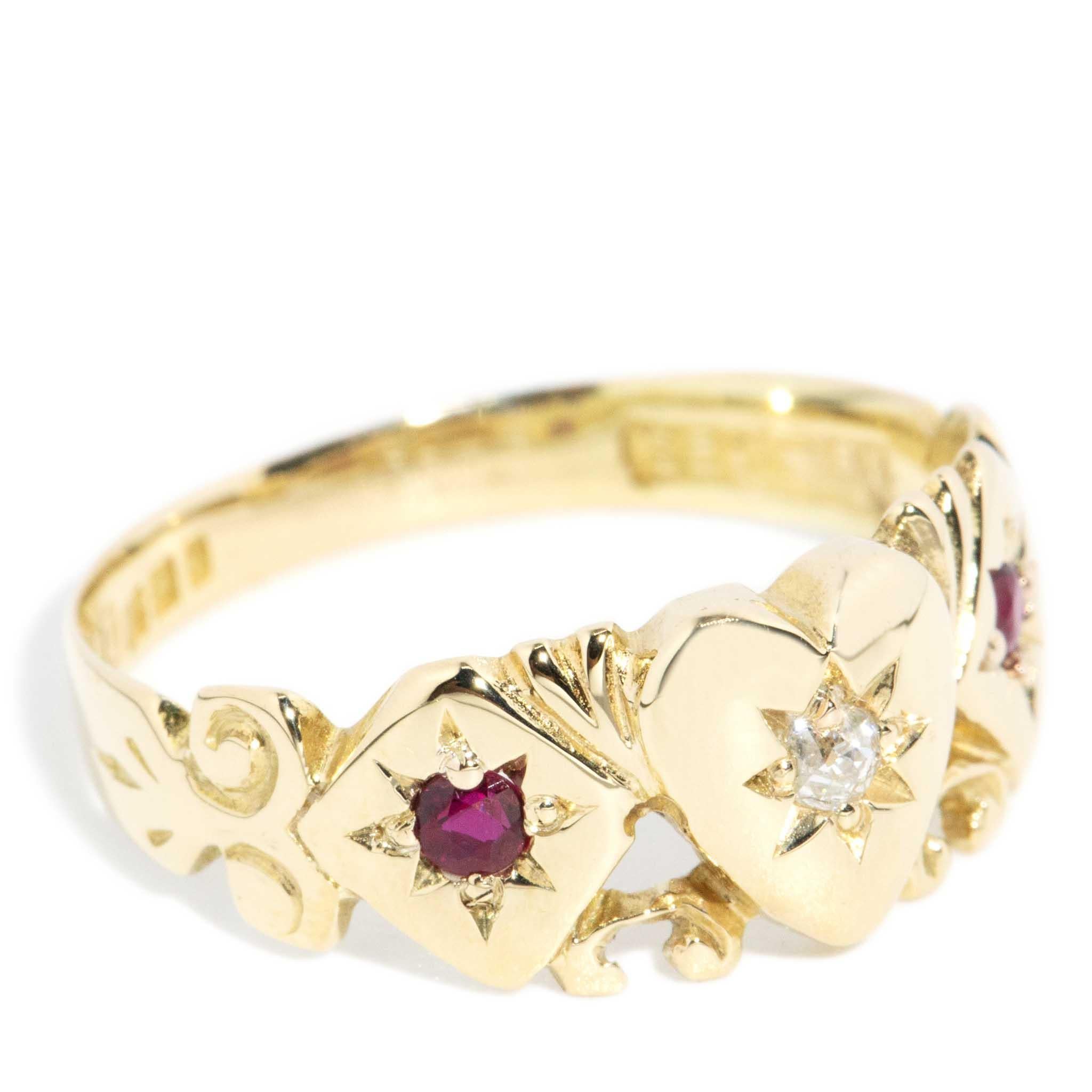 Antique Circa 1930s Diamond Ruby Signet Ring 15 Carat Yellow Gold (Alteuropäischer Schliff) im Angebot