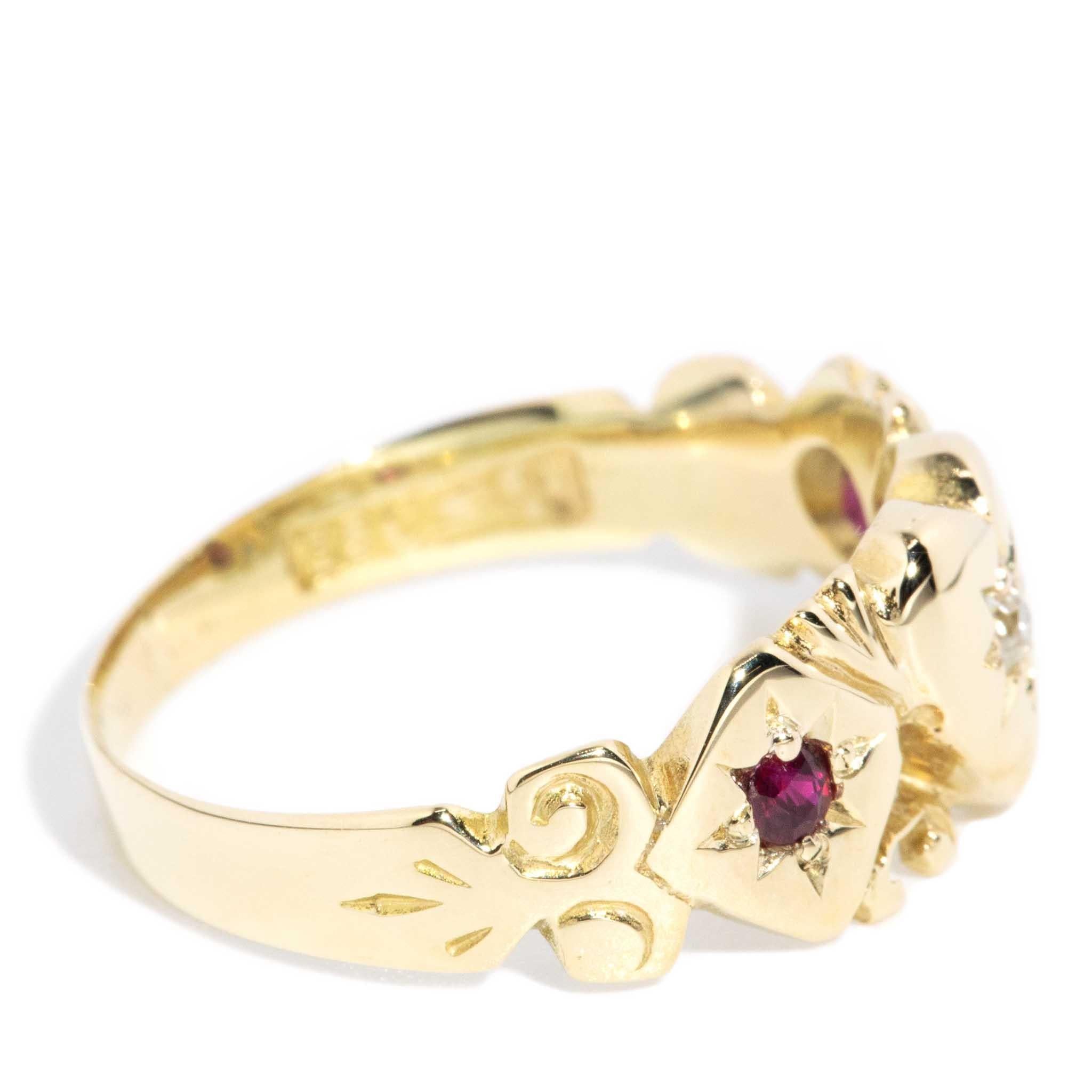 Antique Circa 1930s Diamond Ruby Signet Ring 15 Carat Yellow Gold Damen im Angebot