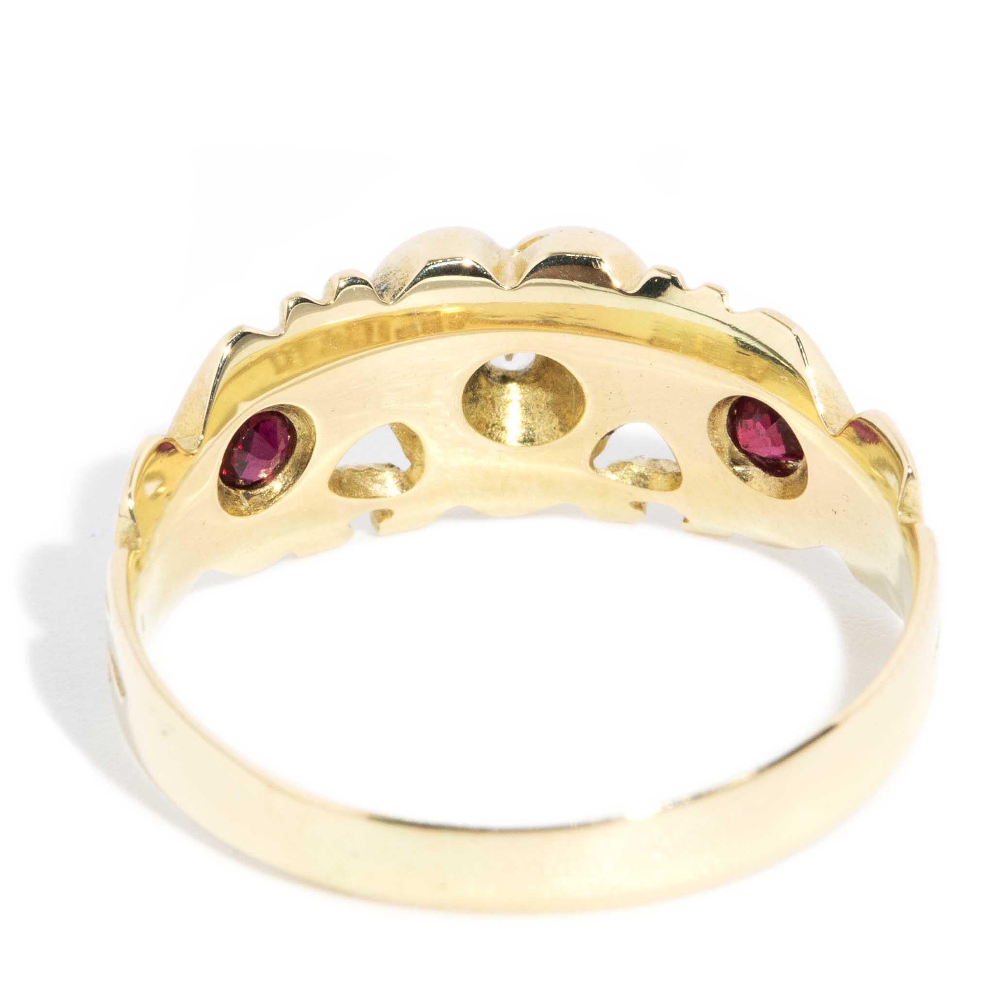 Antique Circa 1930s Diamond Ruby Signet Ring 15 Carat Yellow Gold im Angebot 1