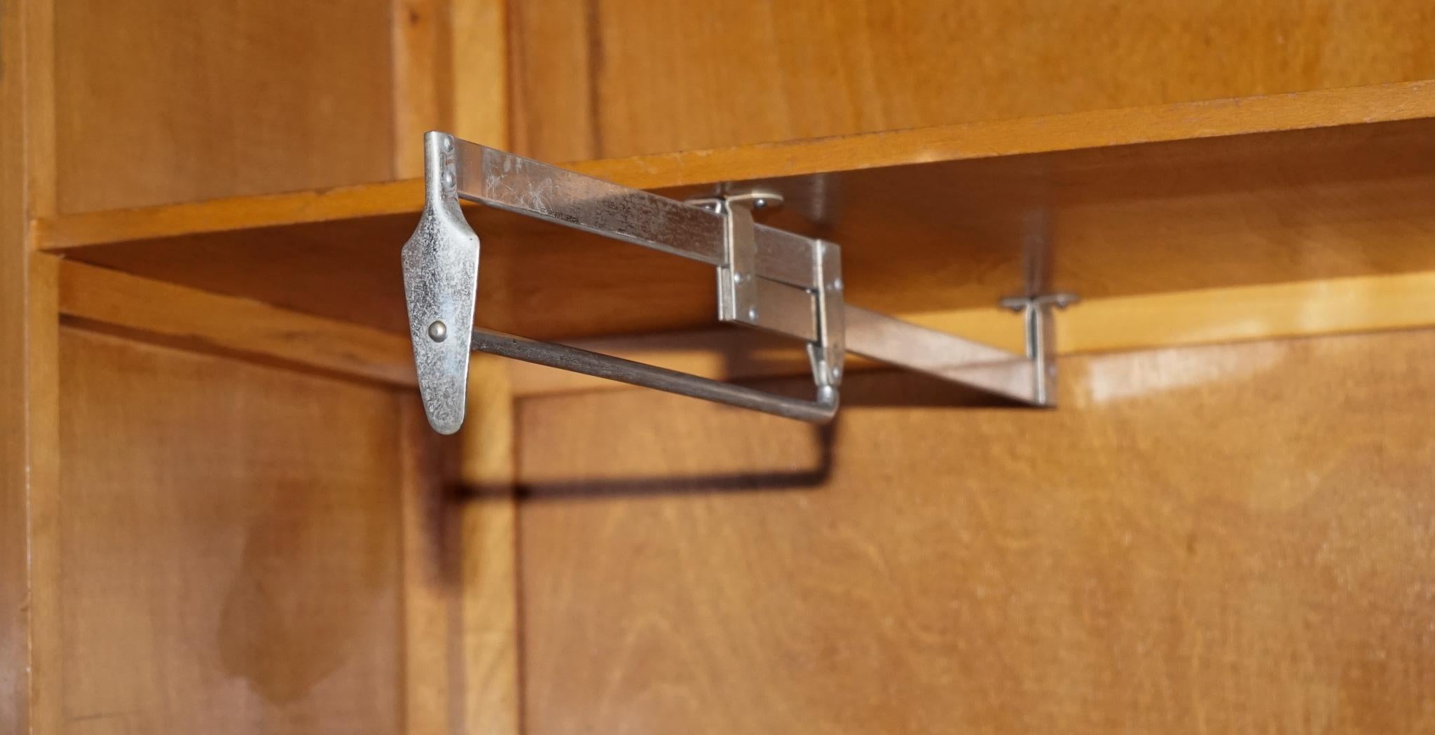 ANTICO CIRCA 1930 INGLESE IN NOCE ART DECO ARMADIO A DUE PORTE CON VETRINI in vendita 3